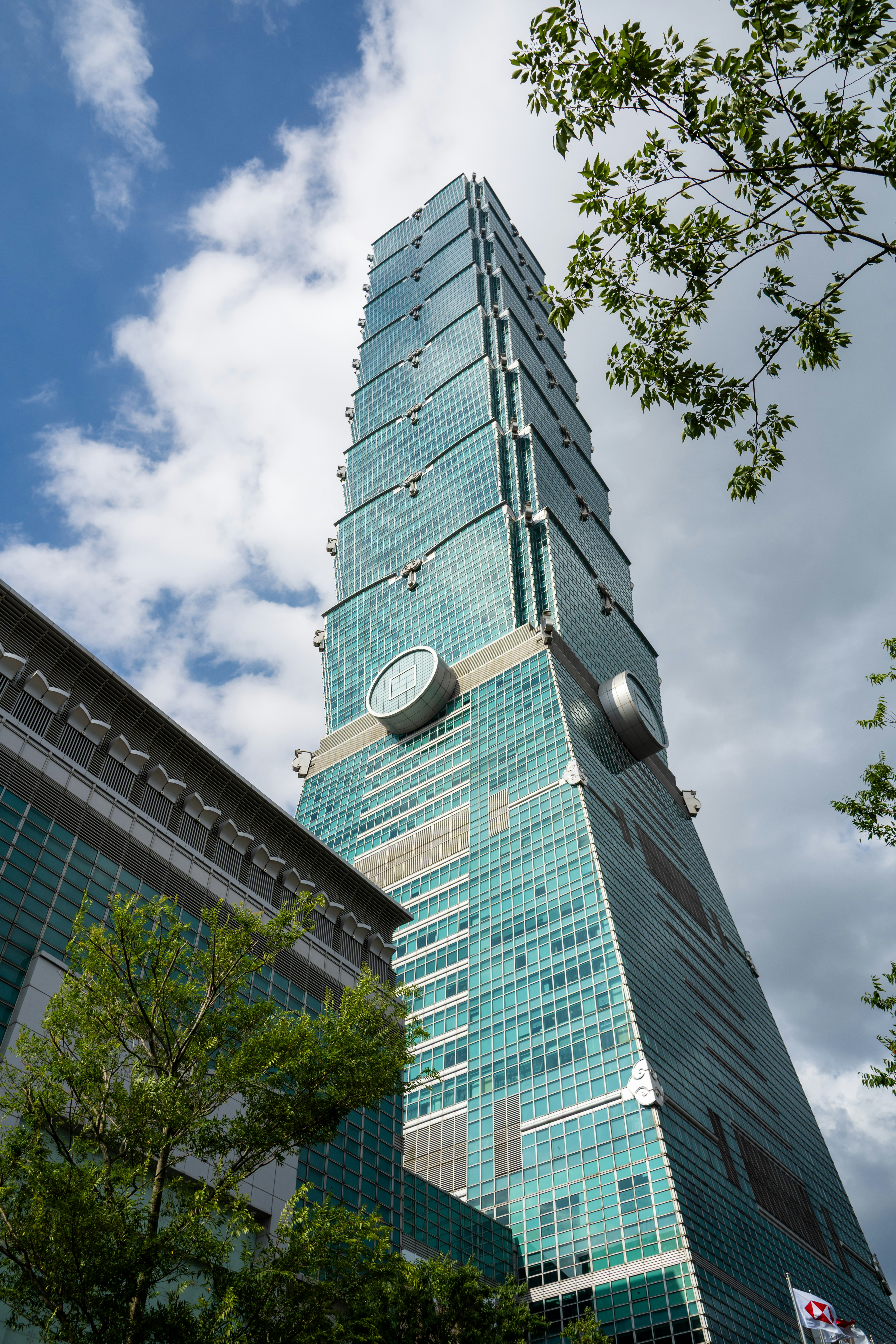 Der Wolkenkratzer Taipei 101 ragt gegen den wolkenverhangenen Himmel empor
