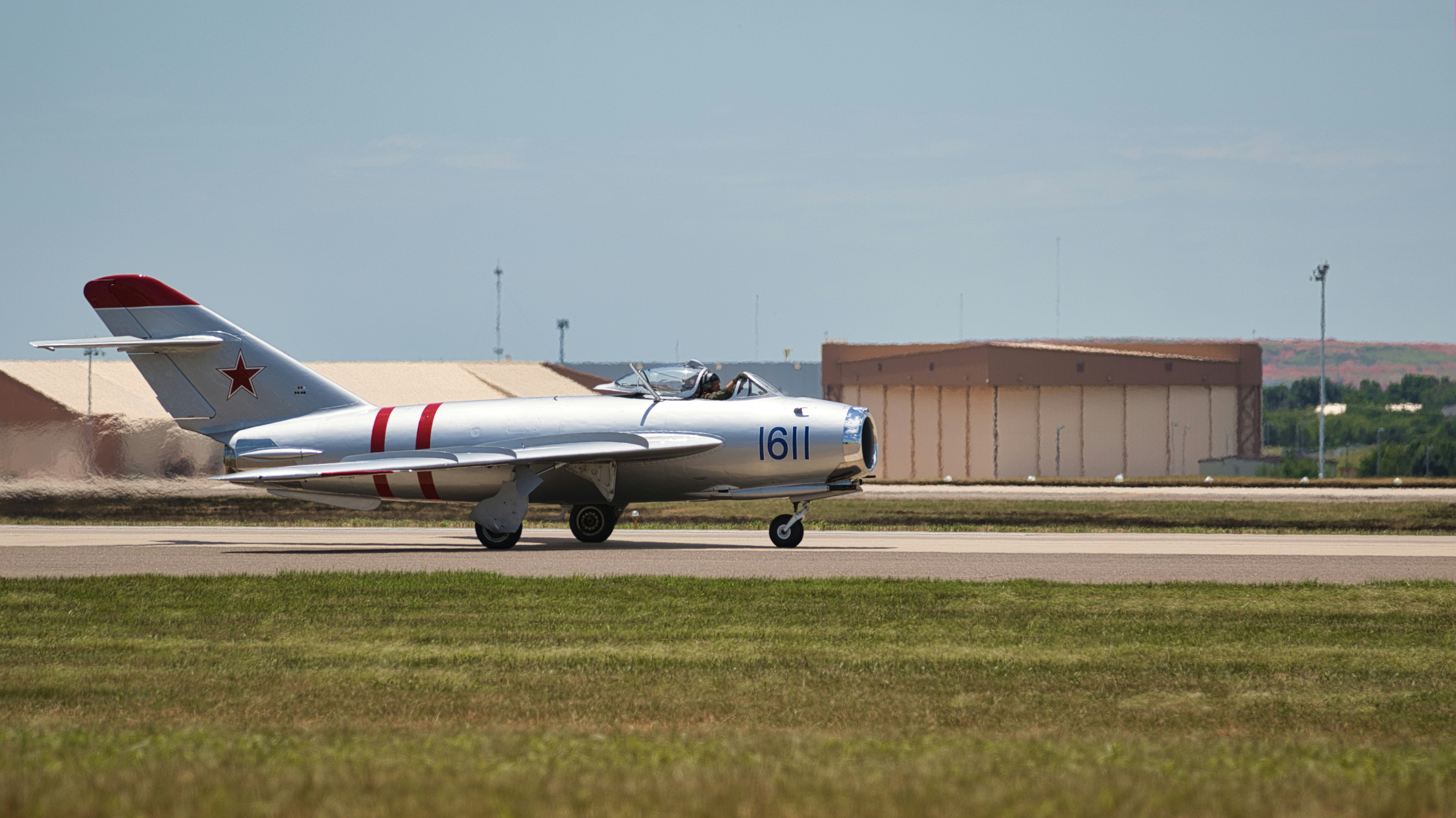 A vintage jet aircraft is taking off. photo – Free Japan Image on Unsplash