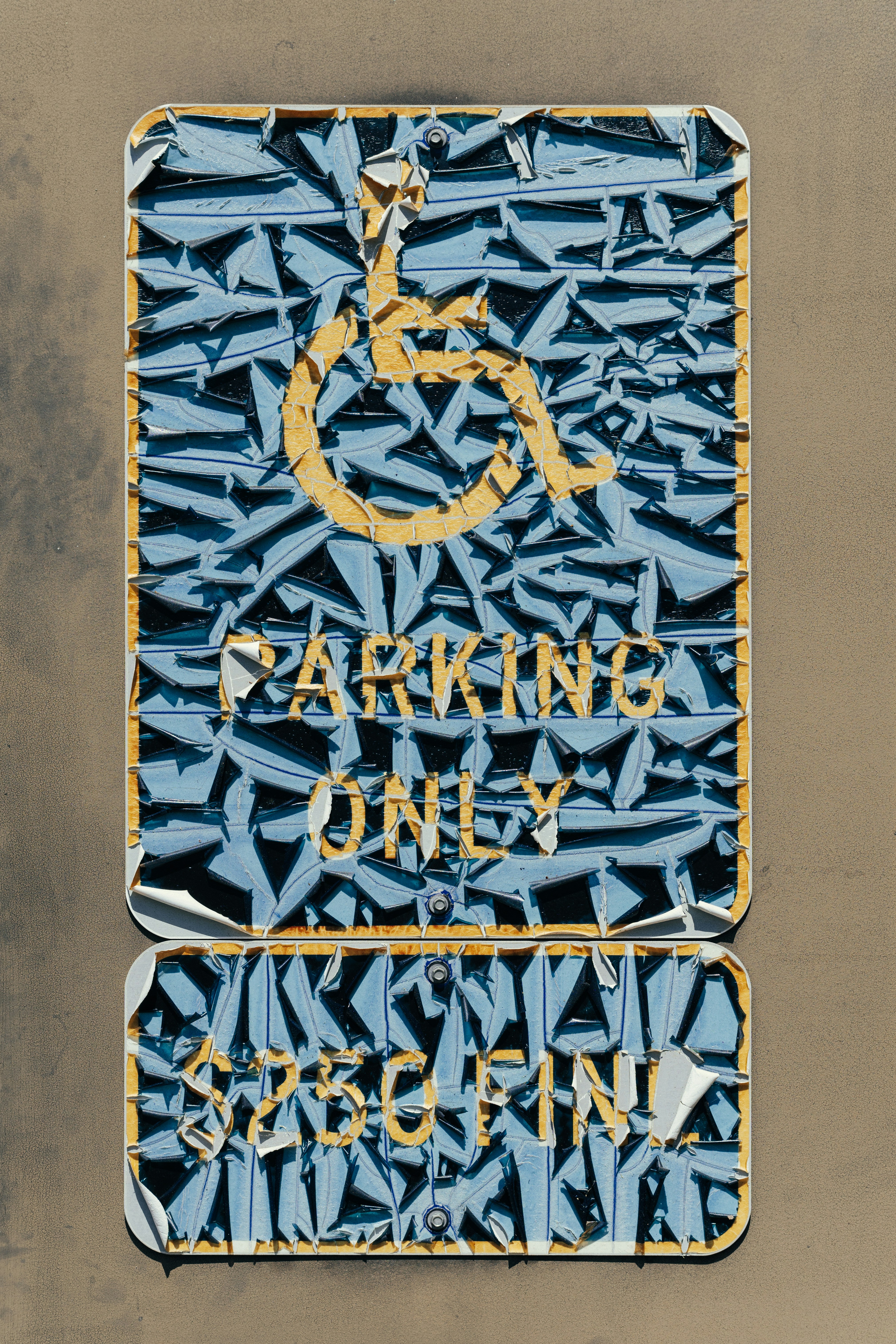 Panneau de stationnement pour handicapés avec des dommages.