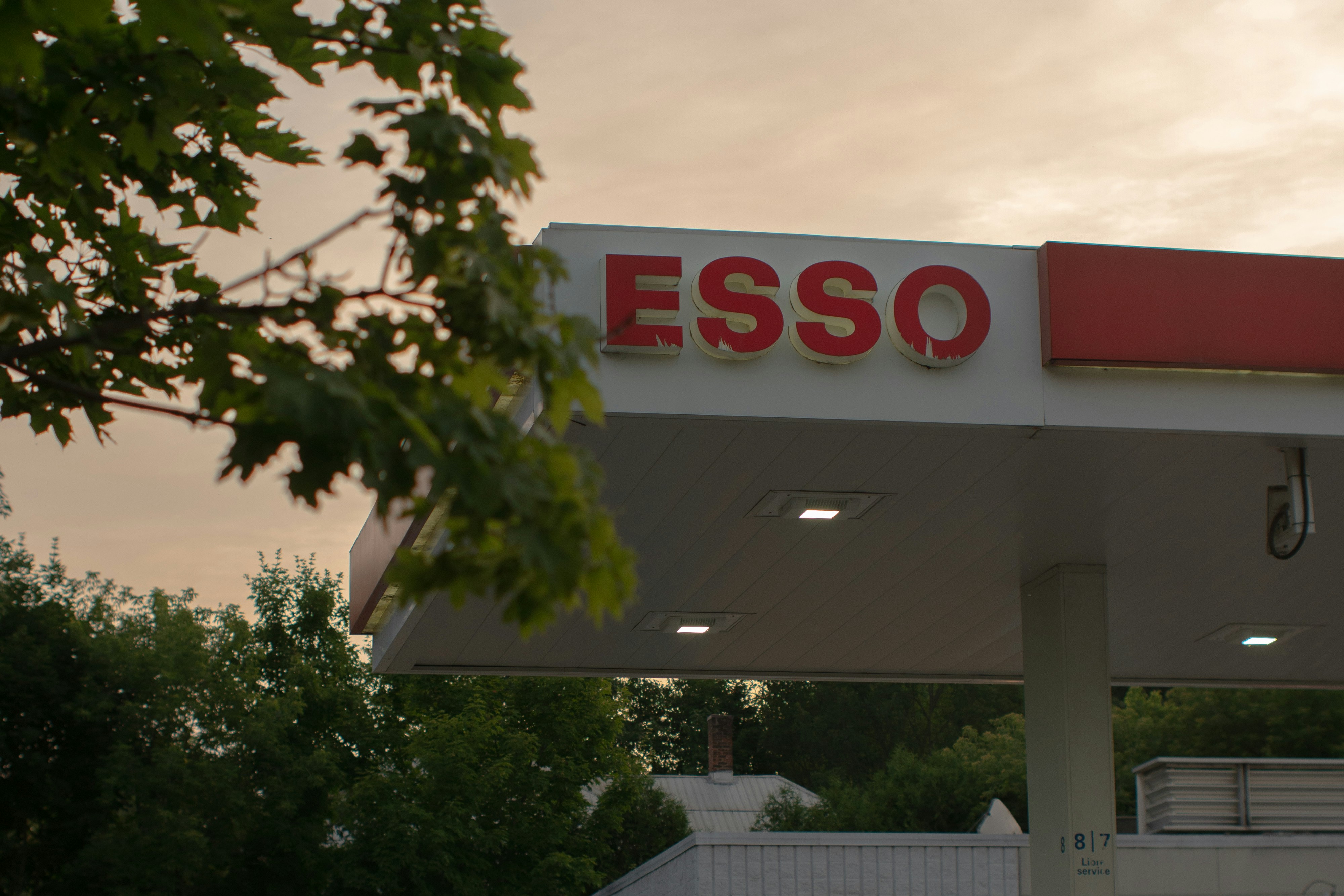 Tanda pompa bensin esso terlihat.