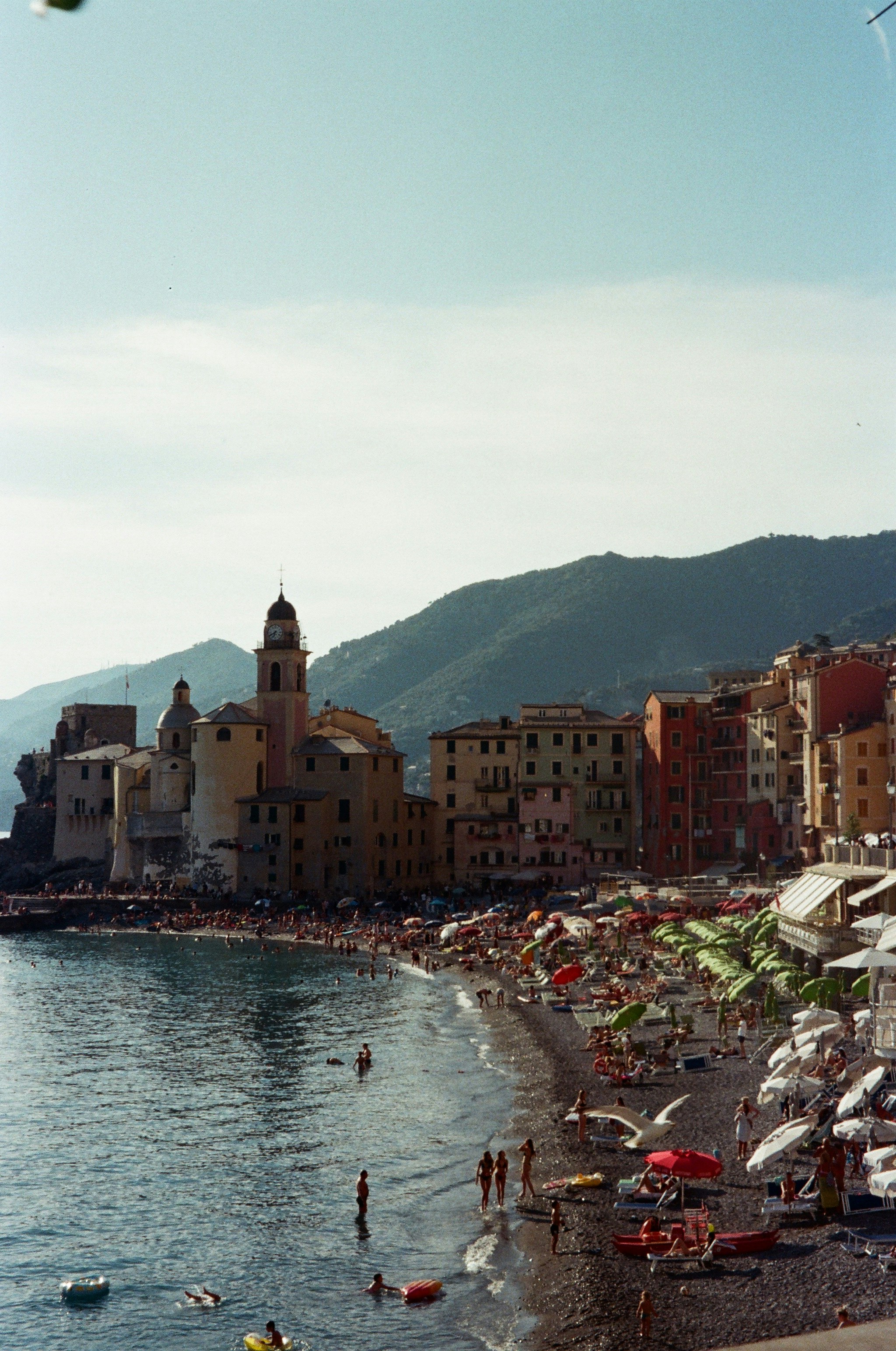 Los bañistas disfrutan de un día soleado junto al agua.