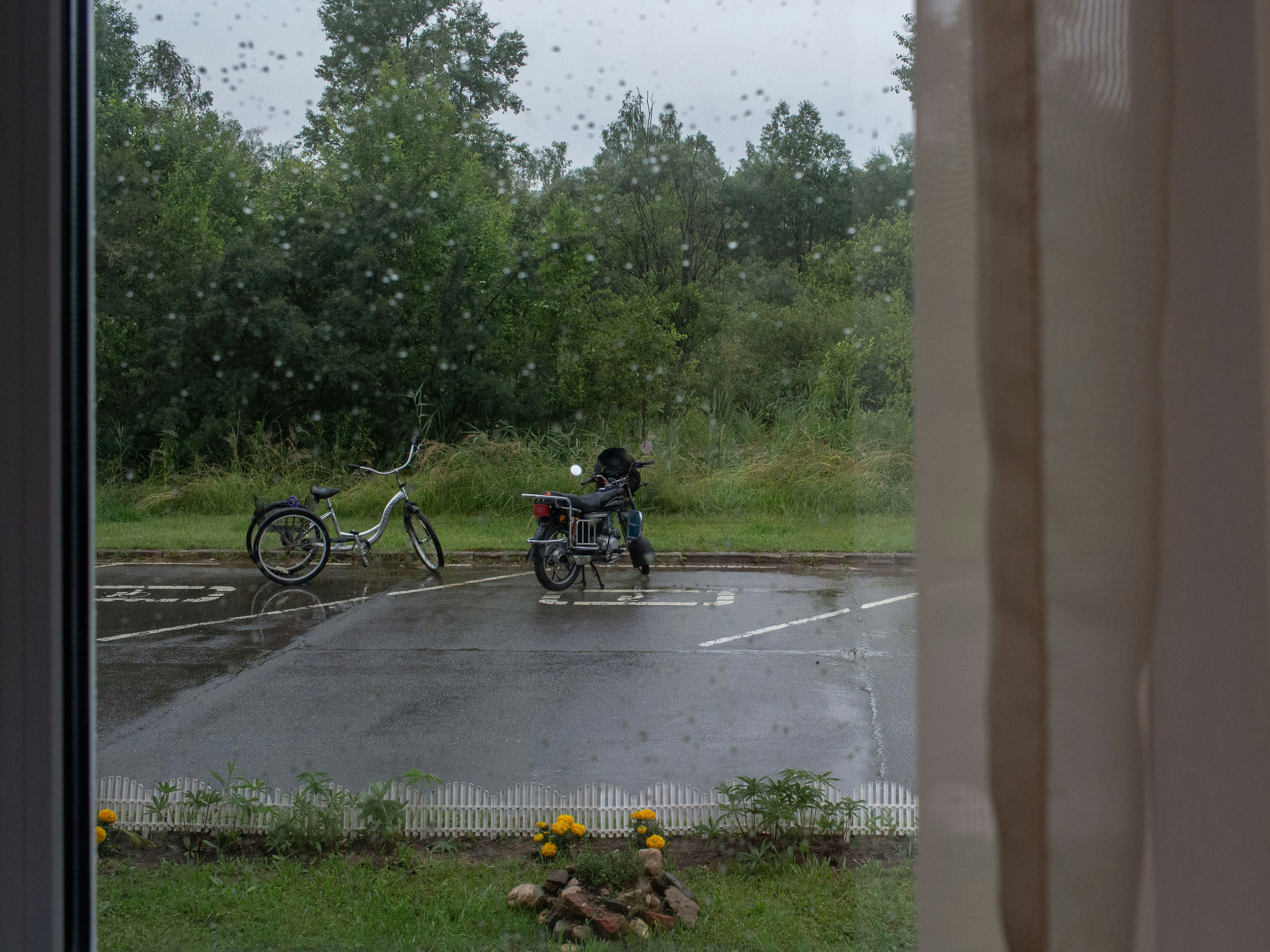 Regentropfen verdecken den Blick auf den regnerischen Tag draußen.