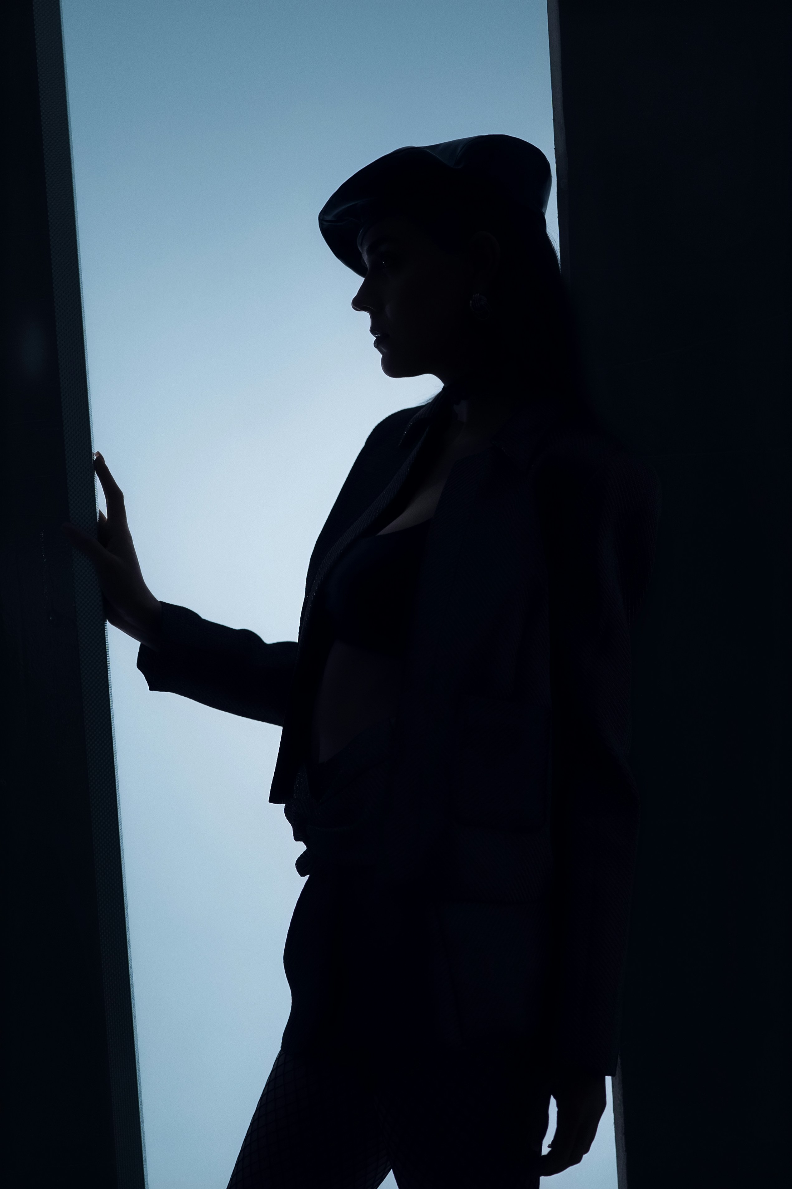 Une femme pose en silhouette avec la lumière. photo – Image gratuite de  Éditorial mode sur Unsplash, image size:3000x4499