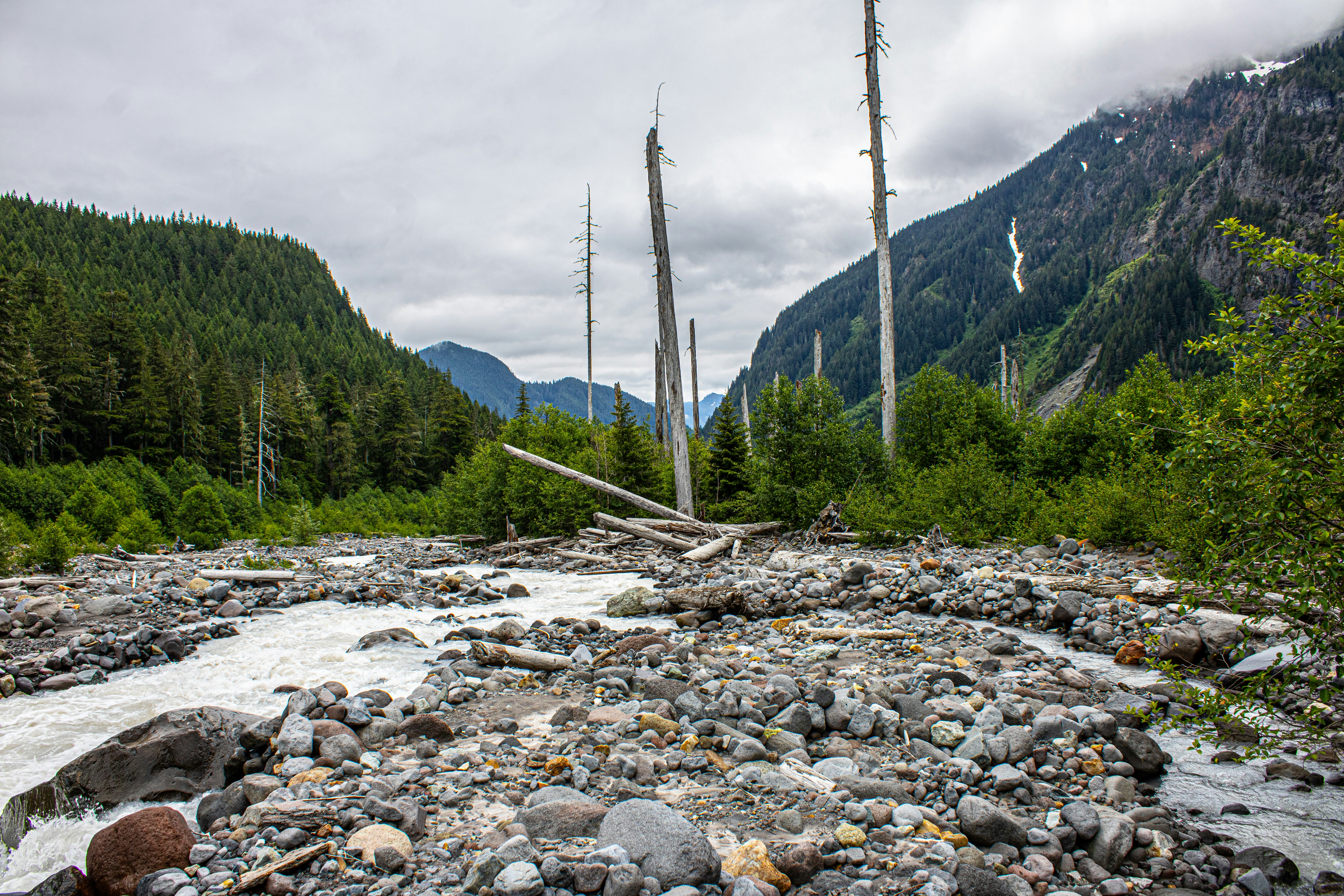 Ein Fluss fließt durch eine felsige Berglandschaft.