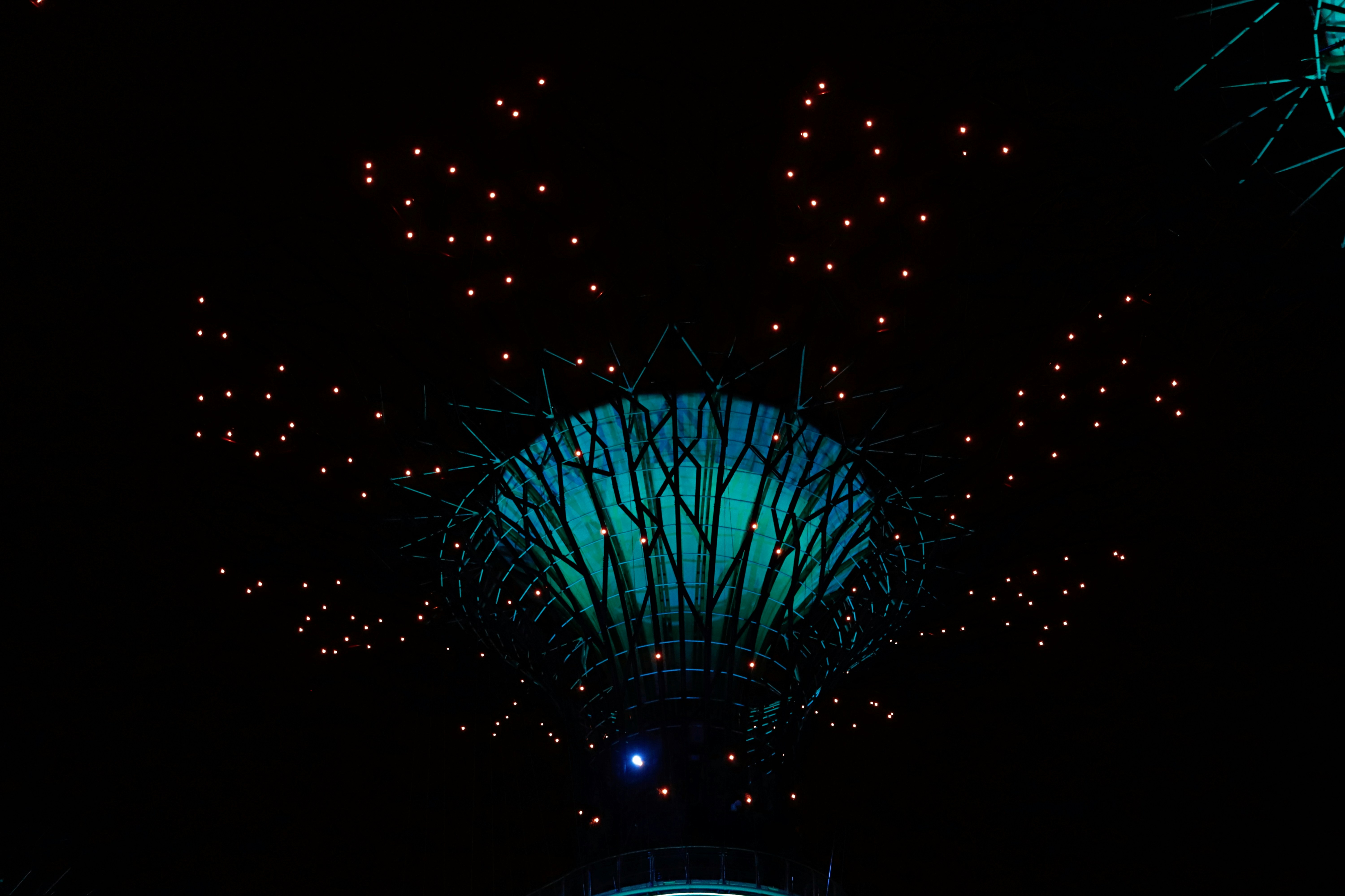 Estructura iluminada con luces parpadeantes.