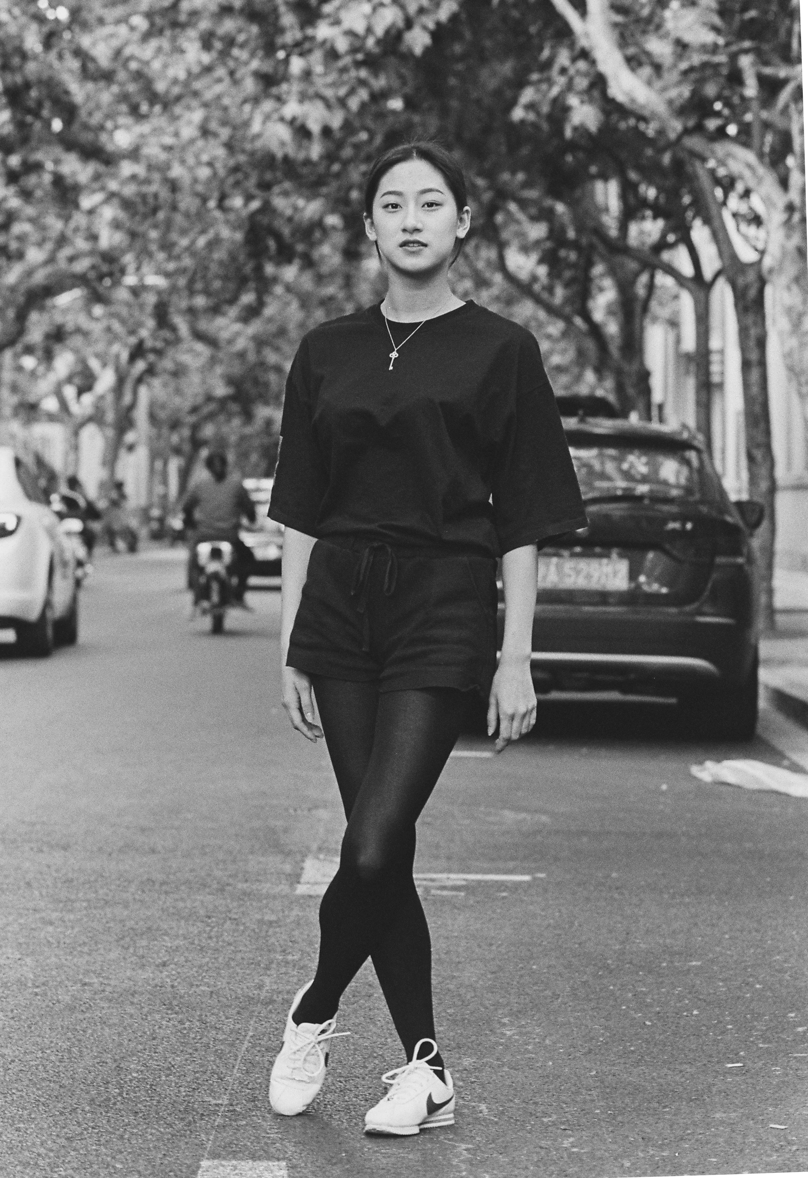 2018年5月10日在上海市徐汇区新乐路/襄阳路路段，15:30~17:00。模特