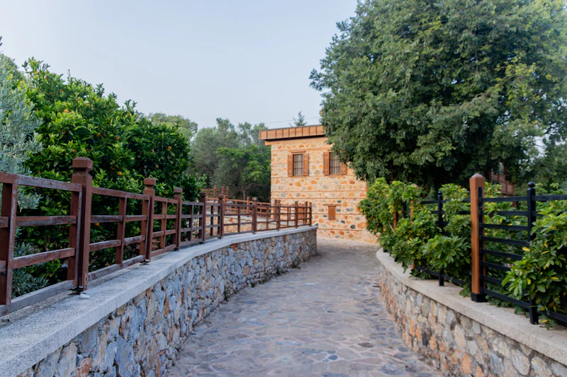 Stengång leder genom välplanerad villaträdgård med blommor och grönska