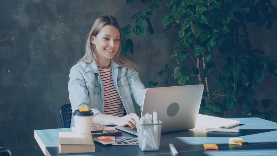 Profesional sonriendo durante una videollamada de trabajo remoto
