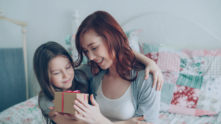 Filha entregando um presente para a mãe