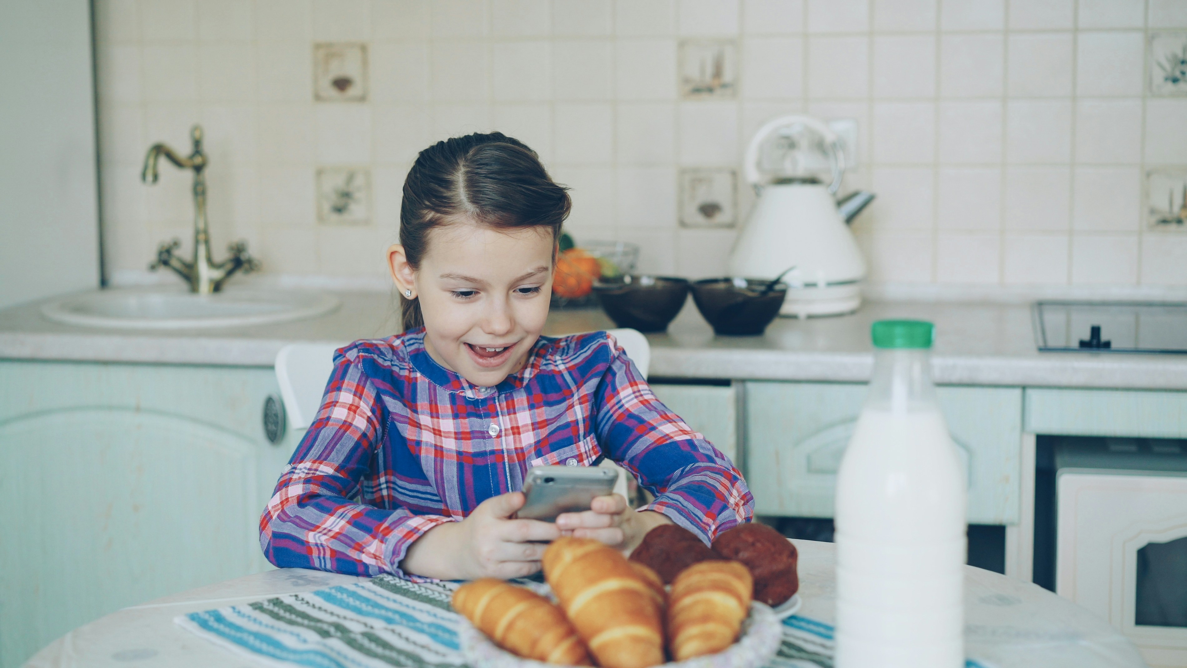 La chica es feliz mirando su teléfono.