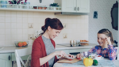 Anne ve kızı mutfakta birlikte yemek hazırlıyor