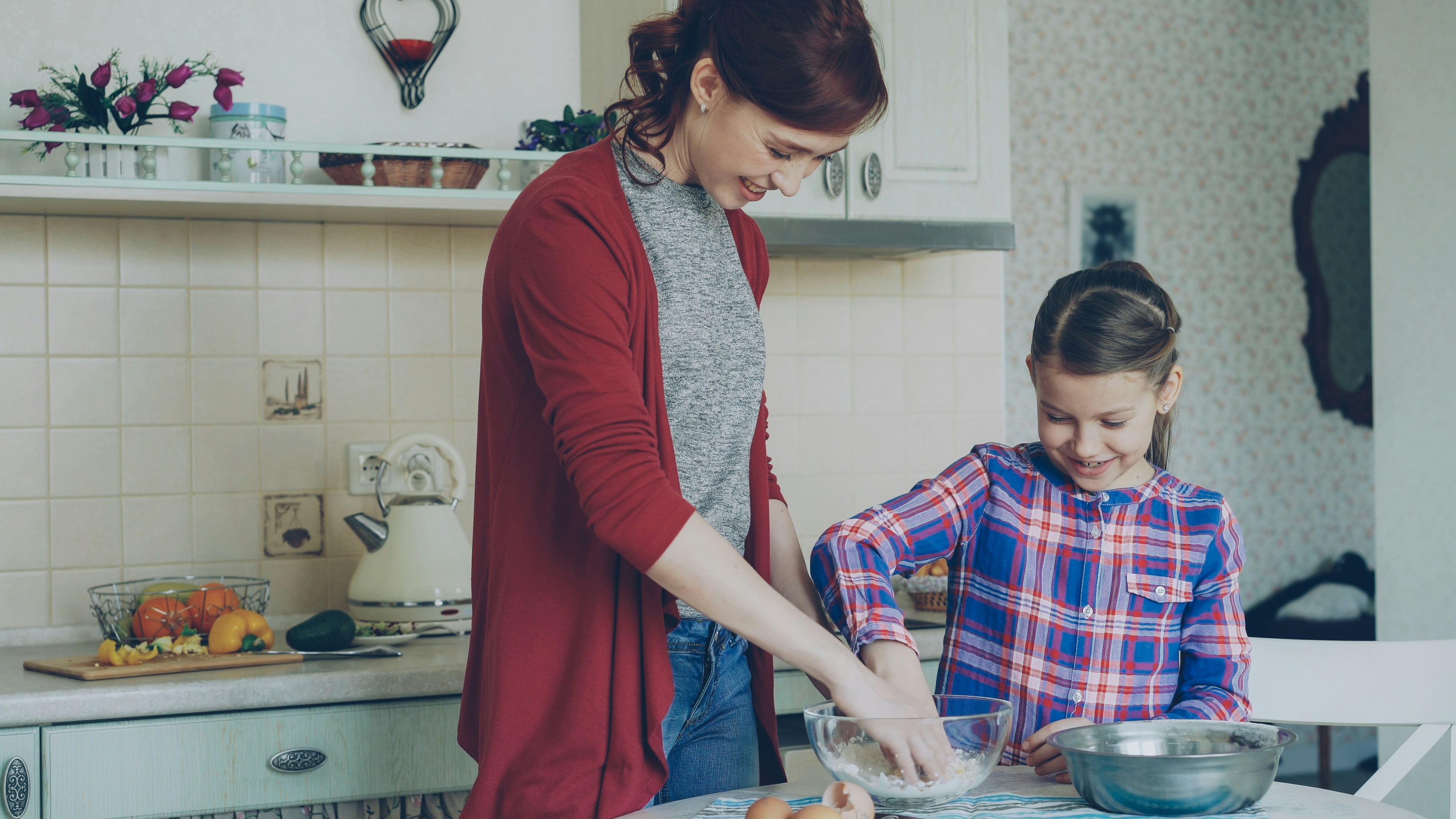 Mutter und Tochter backen gemeinsam in der Küche.