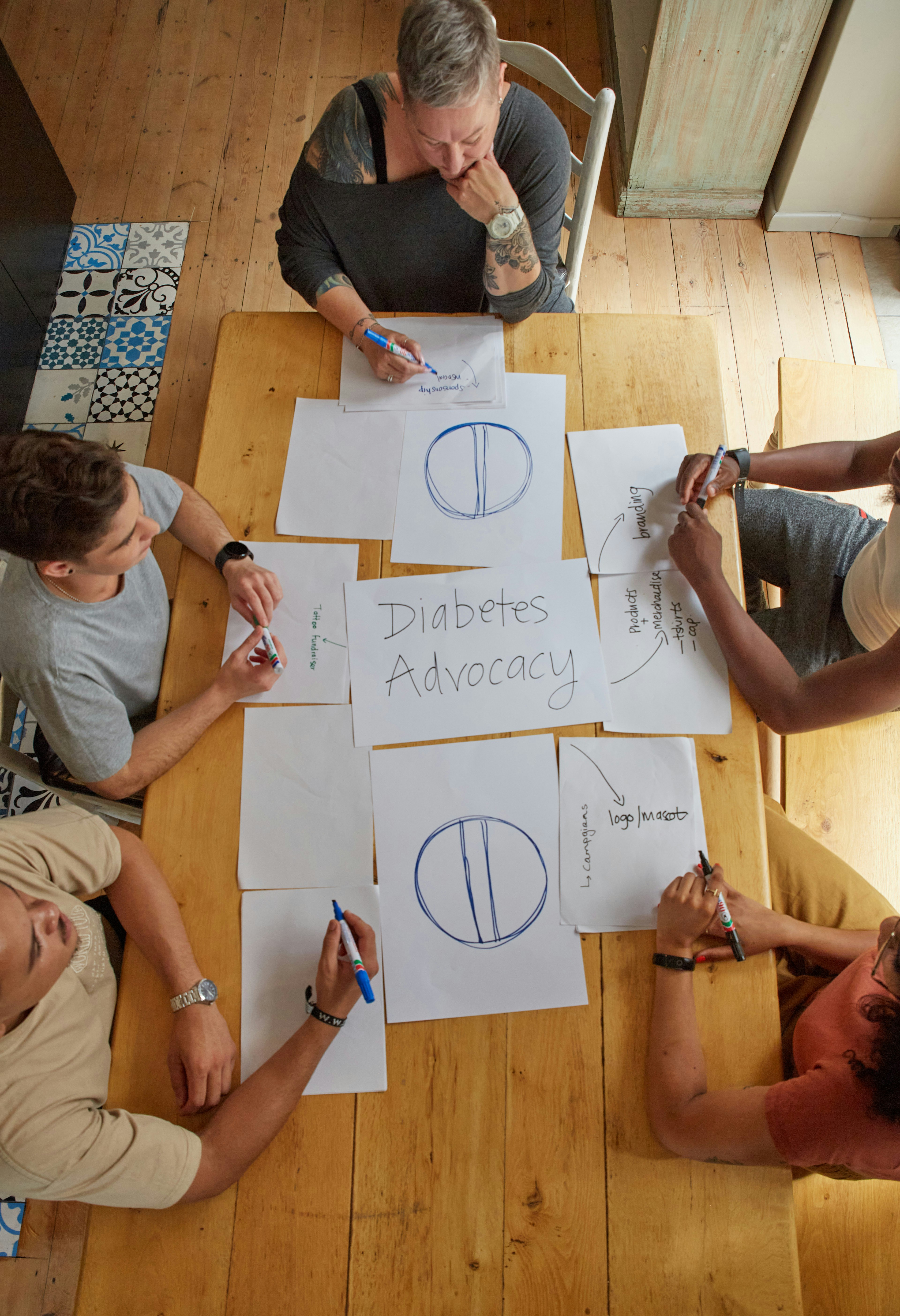 Menschen arbeiten gemeinsam an einem Projekt zur Interessenvertretung von Diabetes.