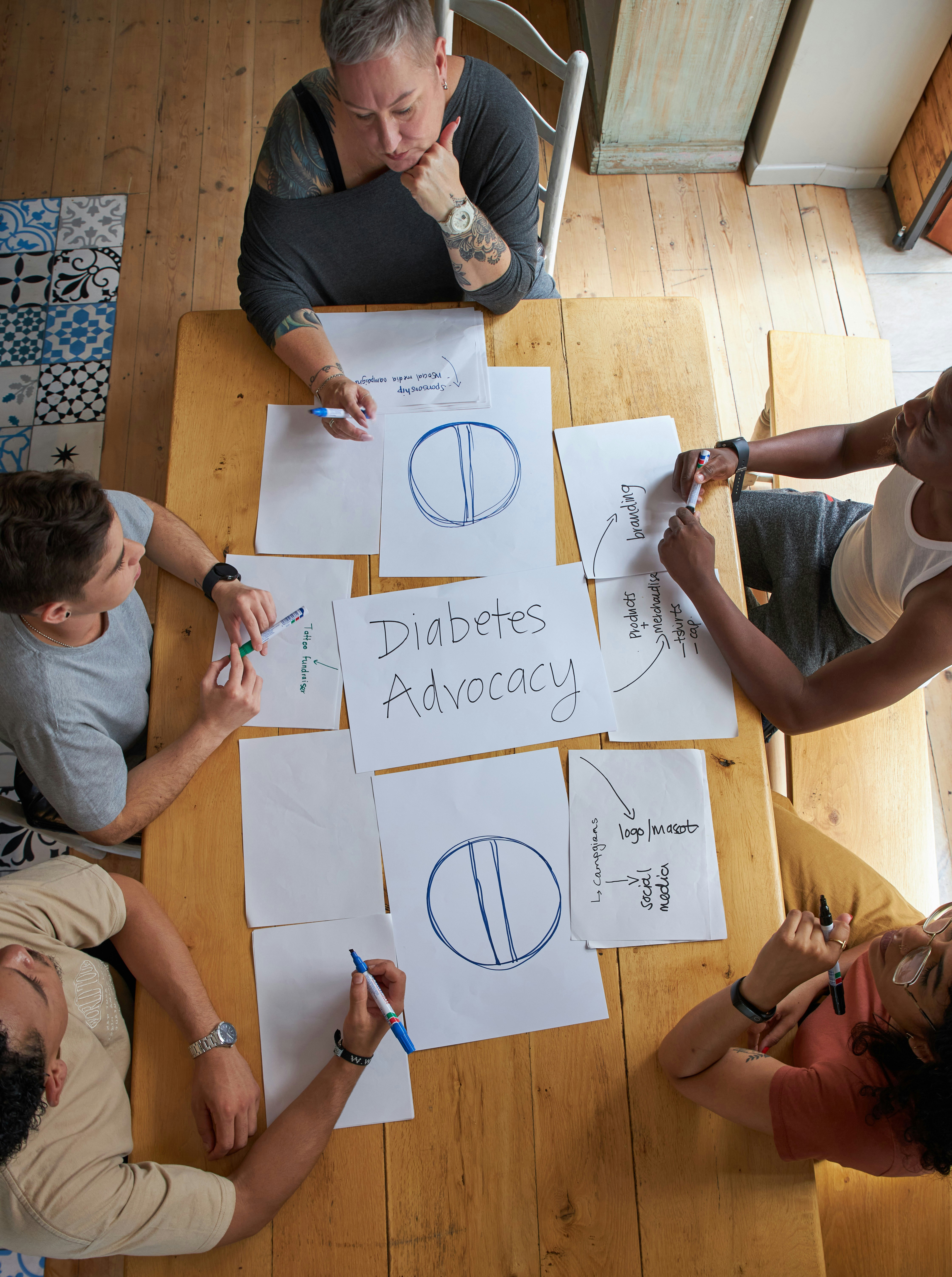 Die Menschen arbeiten gemeinsam an Diabetes-Advocacy-Plänen.