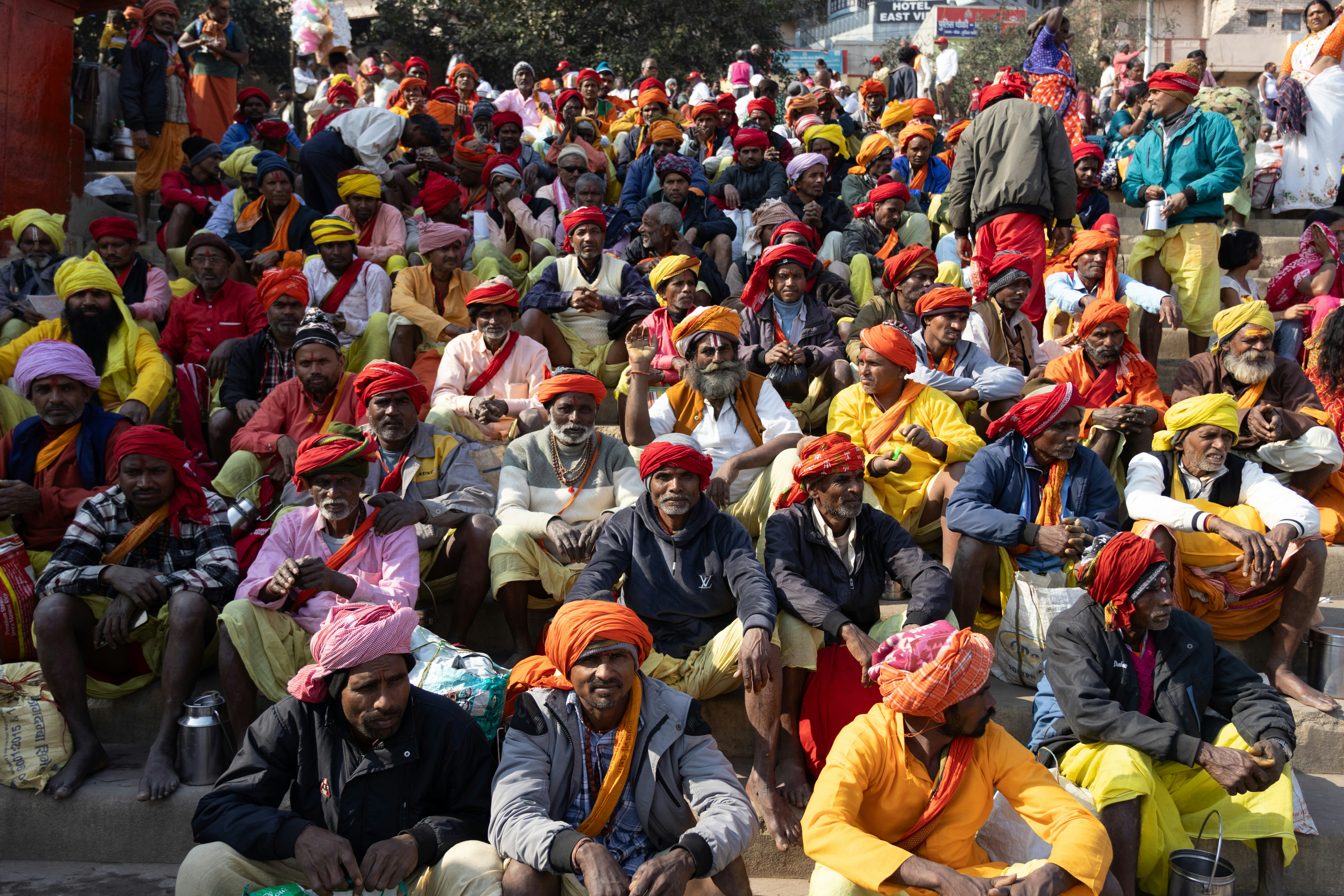 भाजपा के नेता और कार्यकर्ता एक उत्साहित चुनावी रैली में जयकारे लगाते हुए