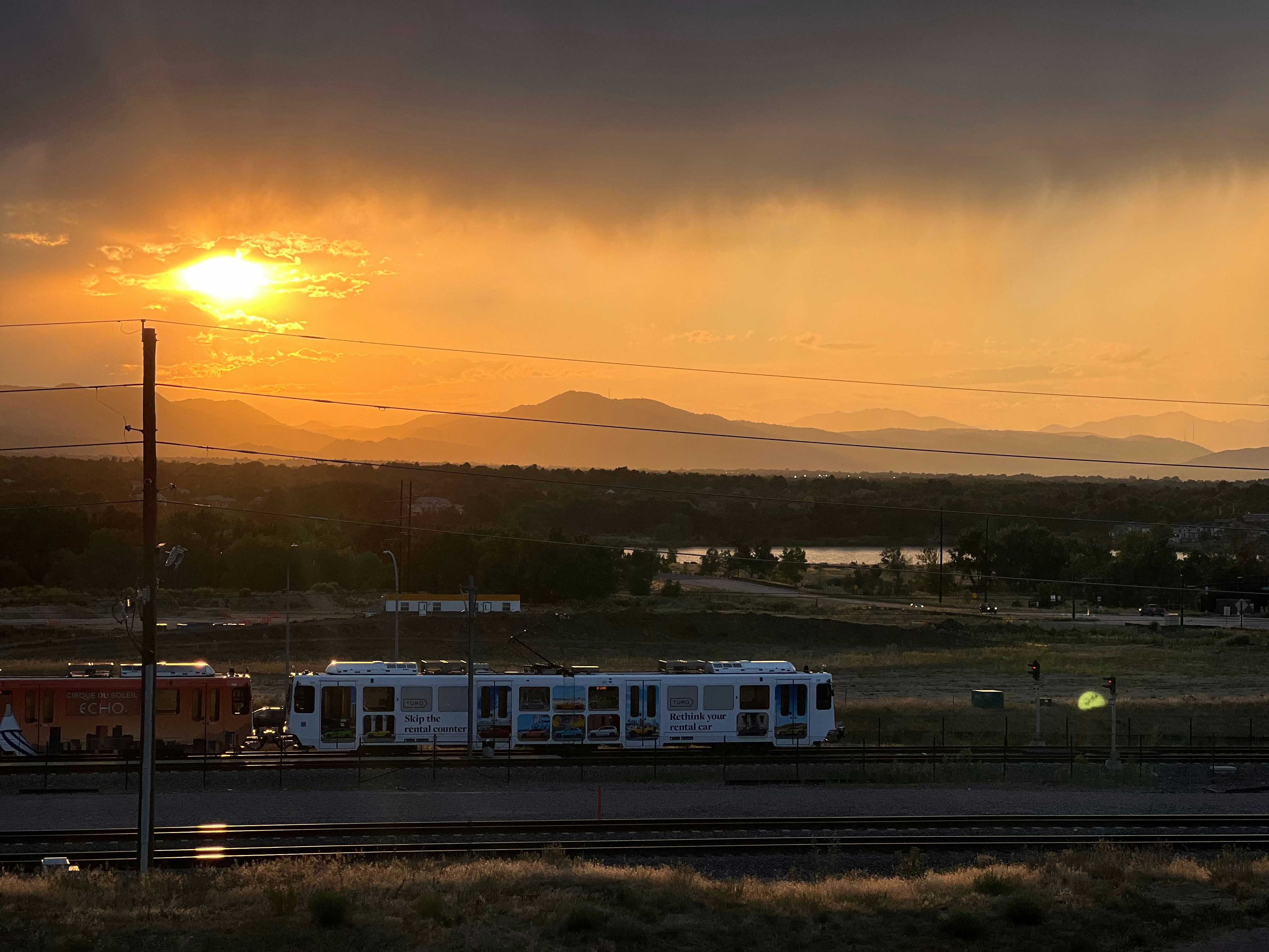 Der Sonnenuntergang taucht die Landschaft in einen goldenen Glanz.