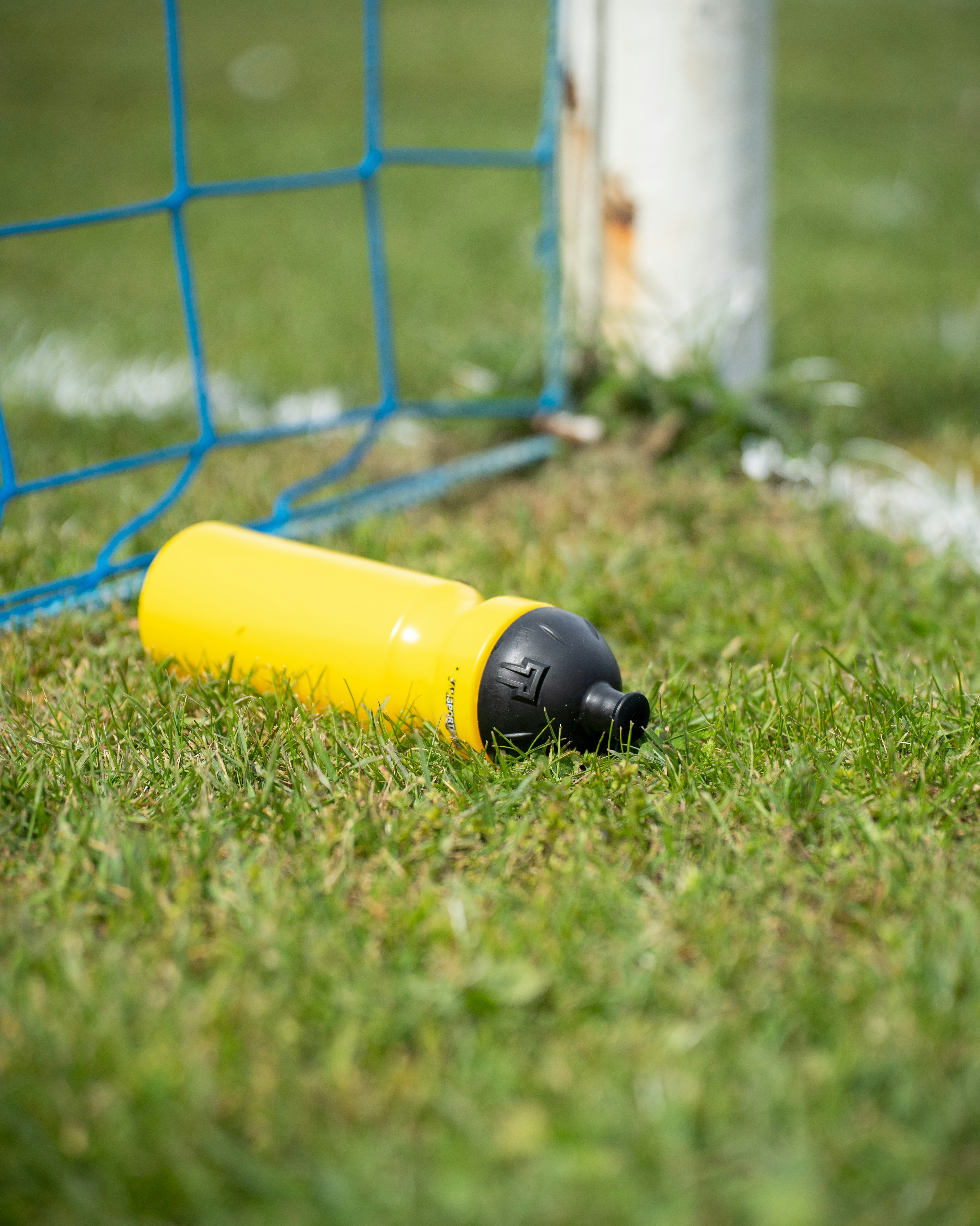 노란색 물병이 골대 근처에 놓여 있습니다.