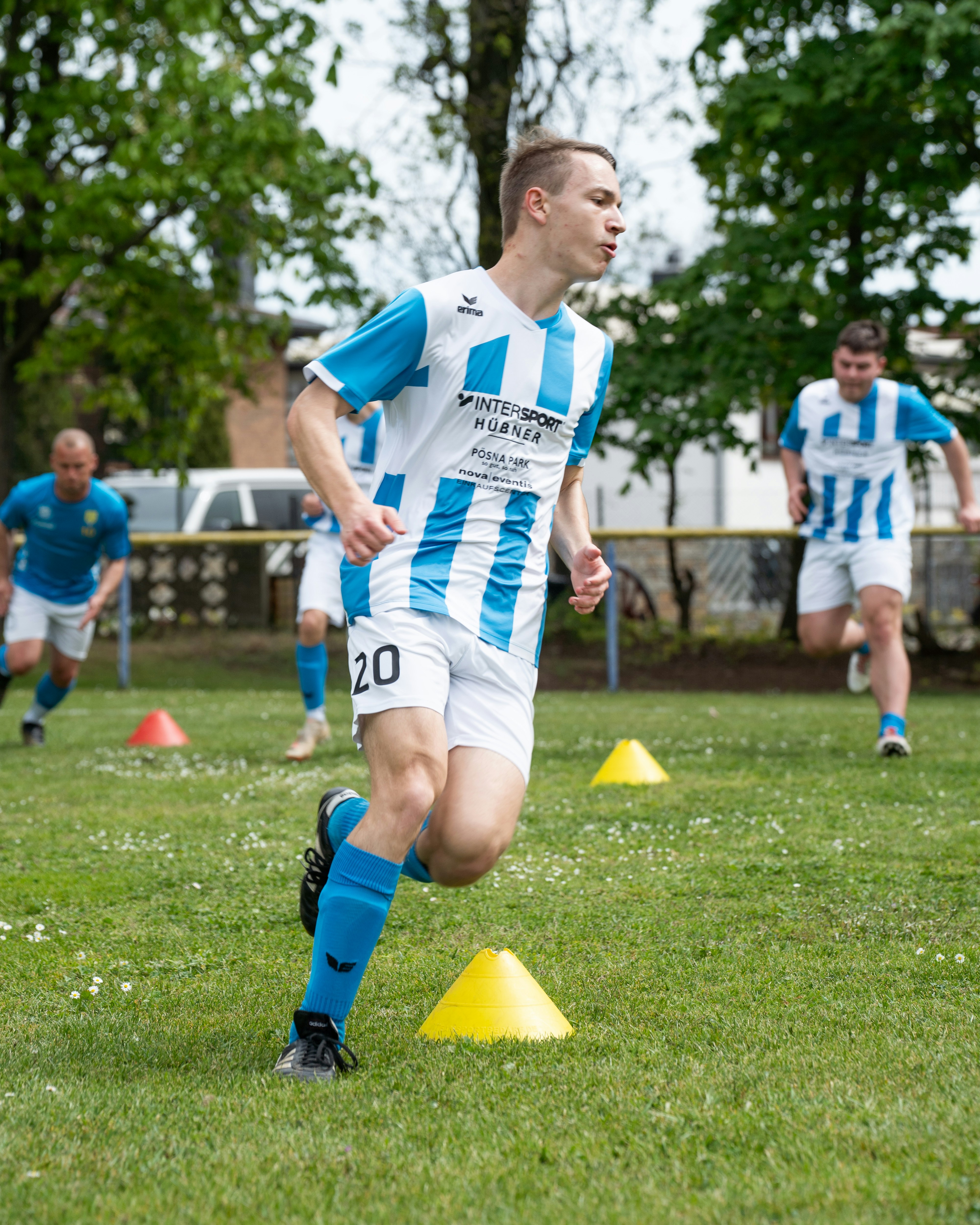 축구 선수들이 잔디밭에서 훈련을 하고 있다.