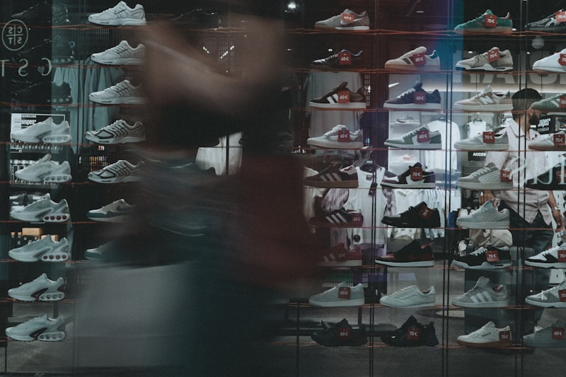 Witryna sklepu z ekspozycją sneakersów