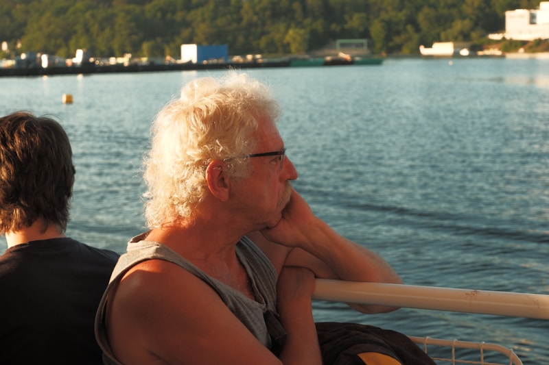 Hombre contemplando paisaje en barco