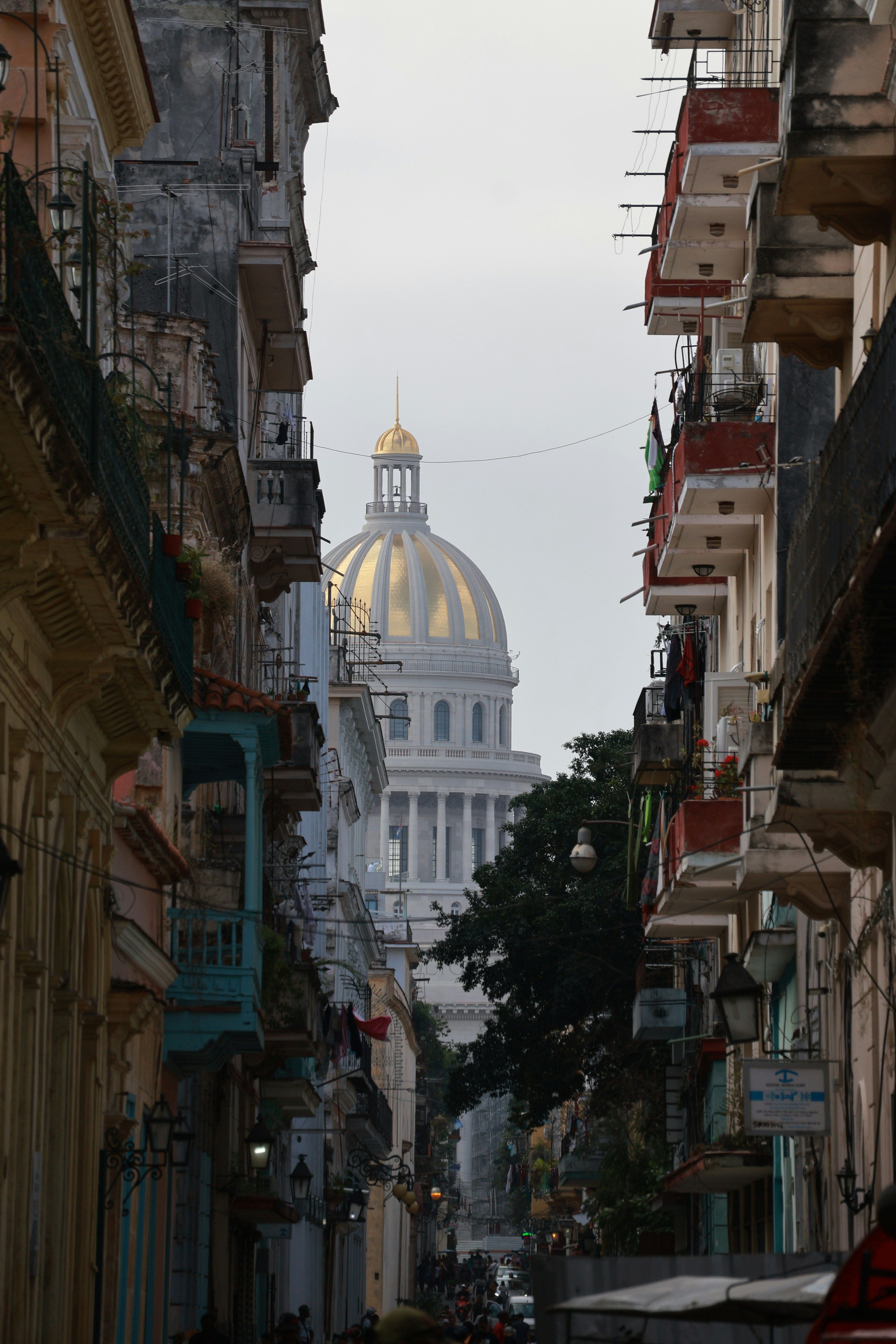 Street view of the capitol building in havana. photo – Free City Image on  Unsplash, image size:3000x4500
