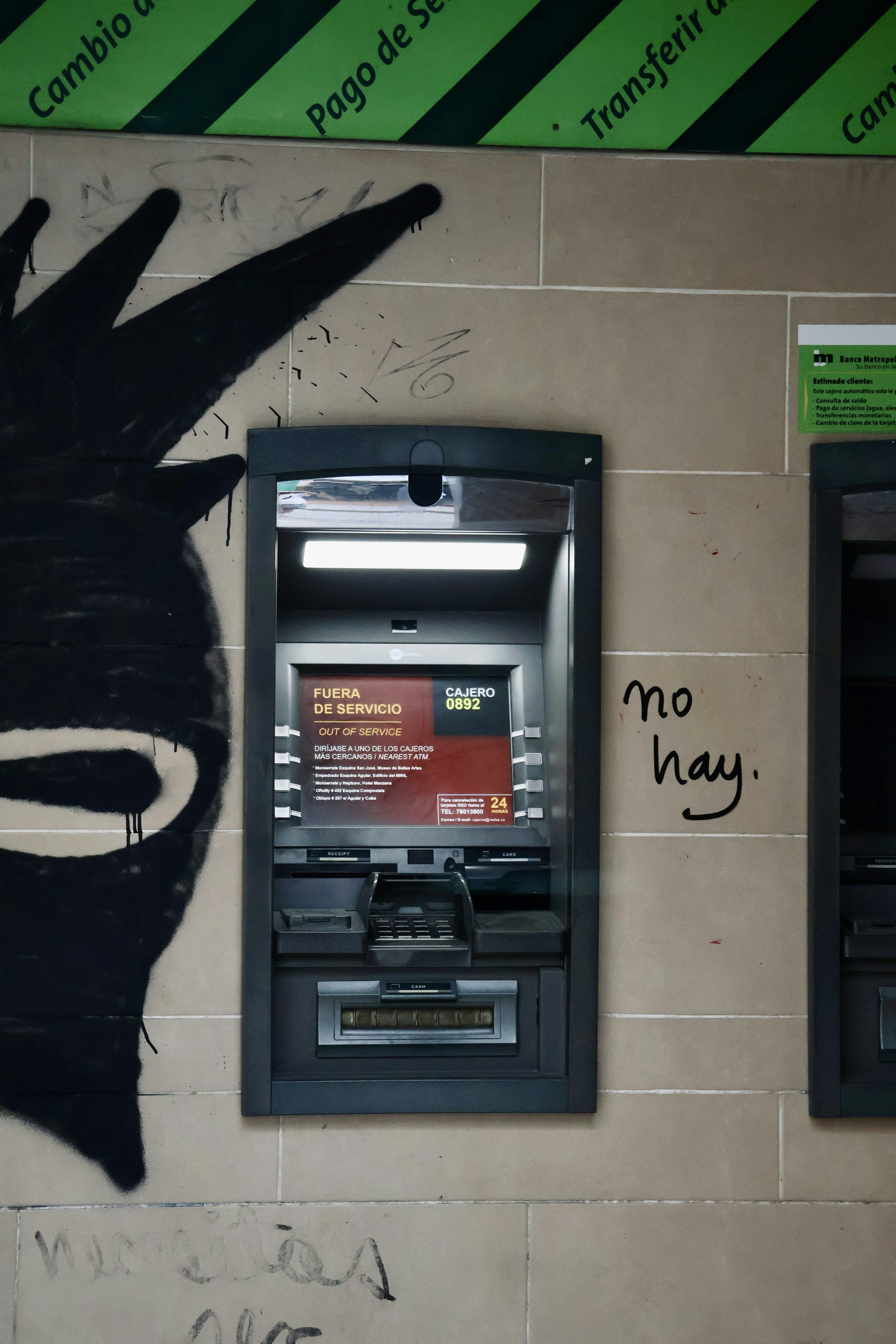 ATM avec graffiti et les mots « no hay ».