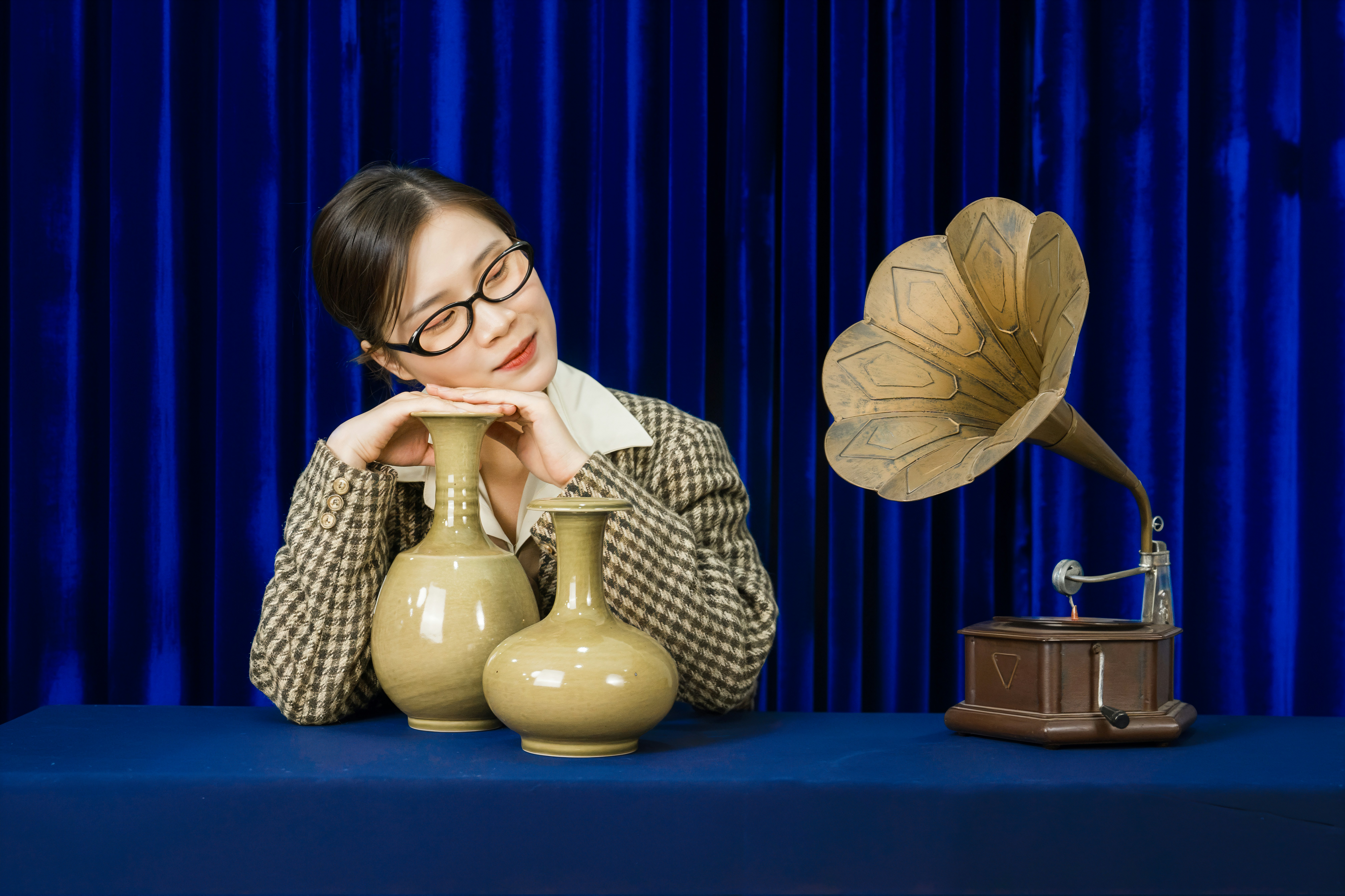 Woman with vases and vintage gramophone