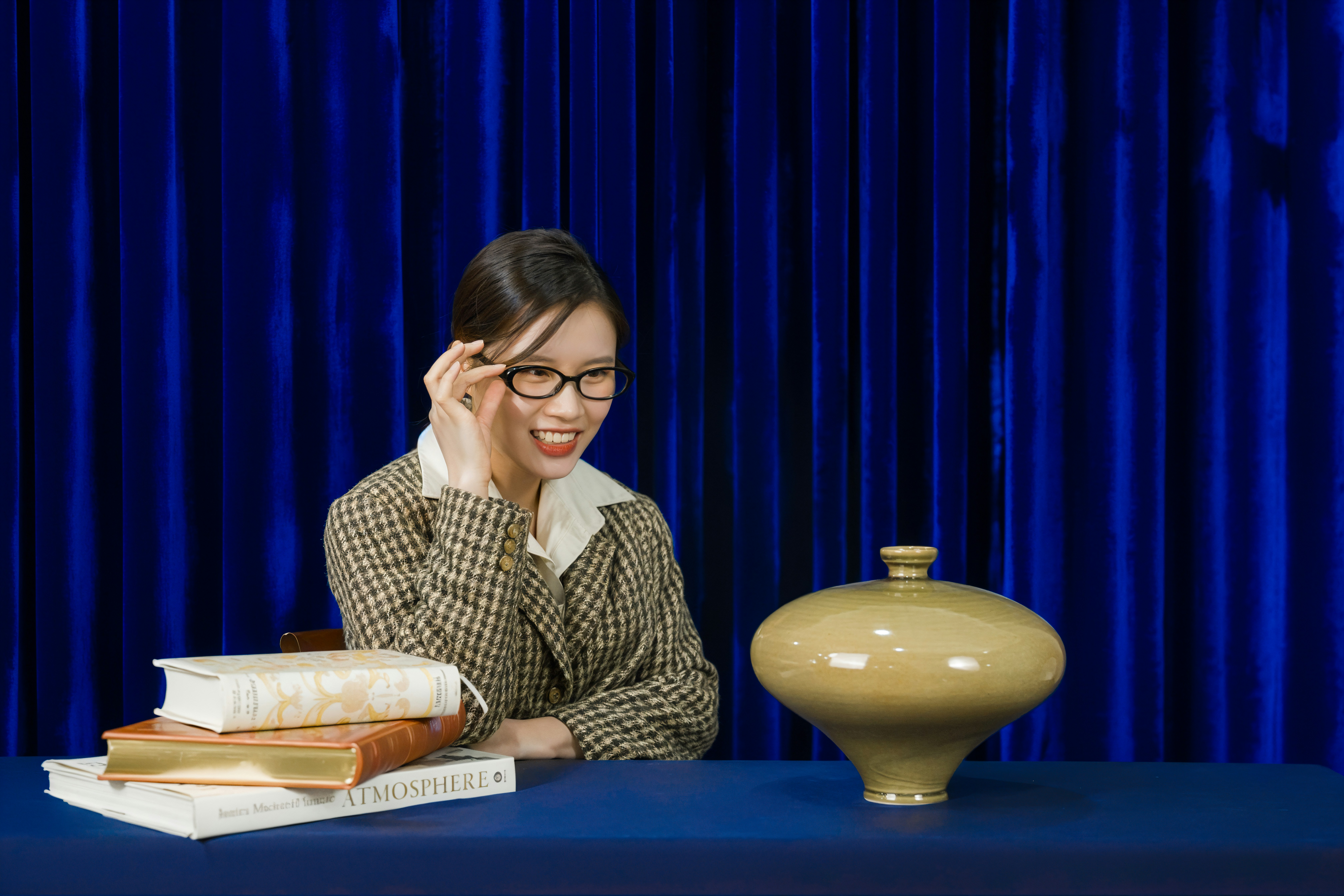 Frau richtet die Brille und schaut auf die Vase in der Nähe von Büchern