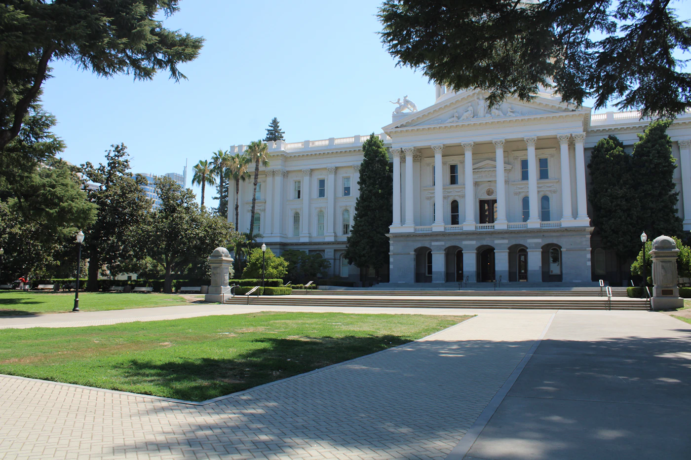 Le gouverneur Newsom signe 13 lois encadrant l'intelligence artificielle en Californie