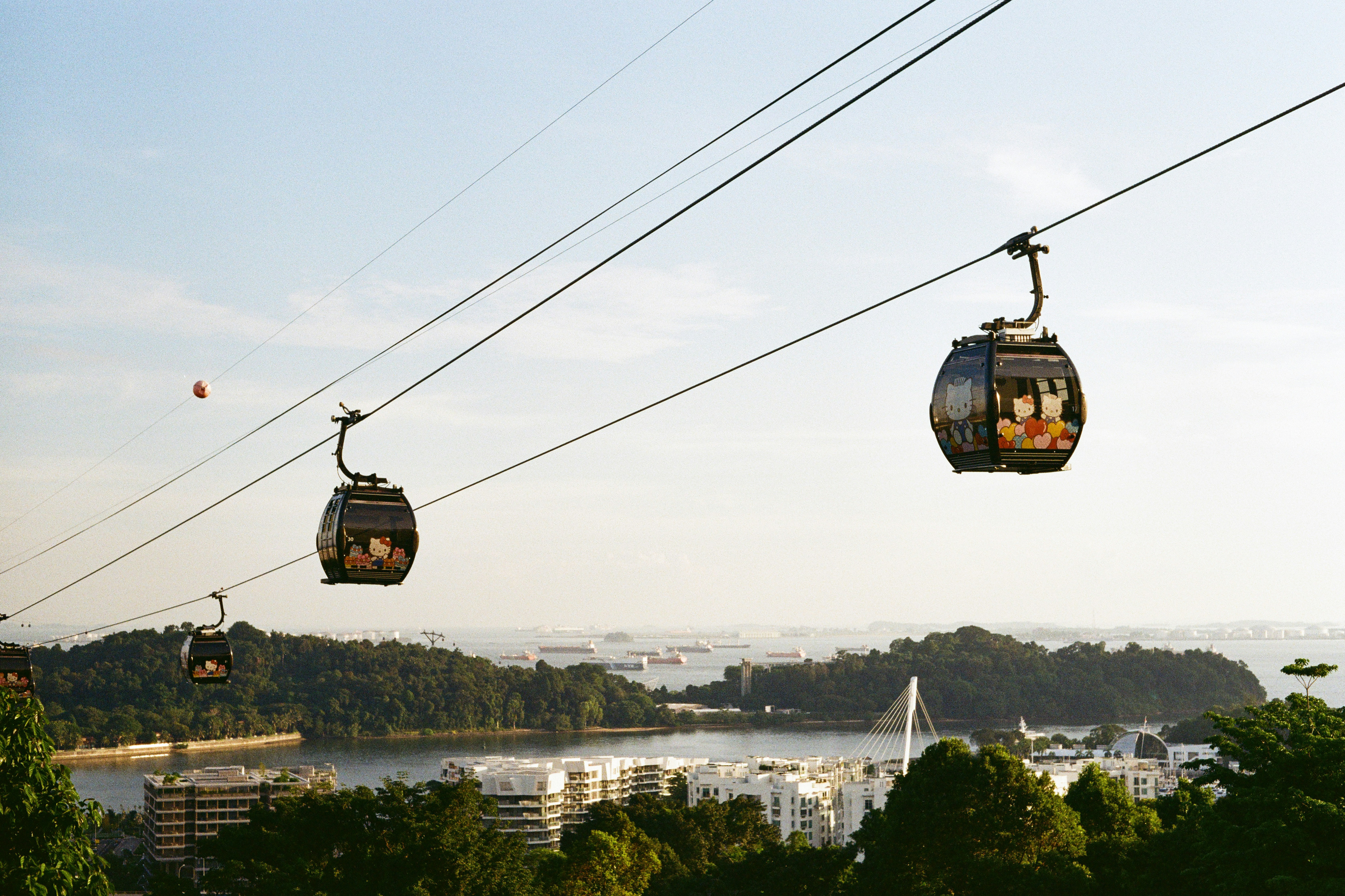 Cable cars glide across the scenic waterfront. photo – Free City Image ...