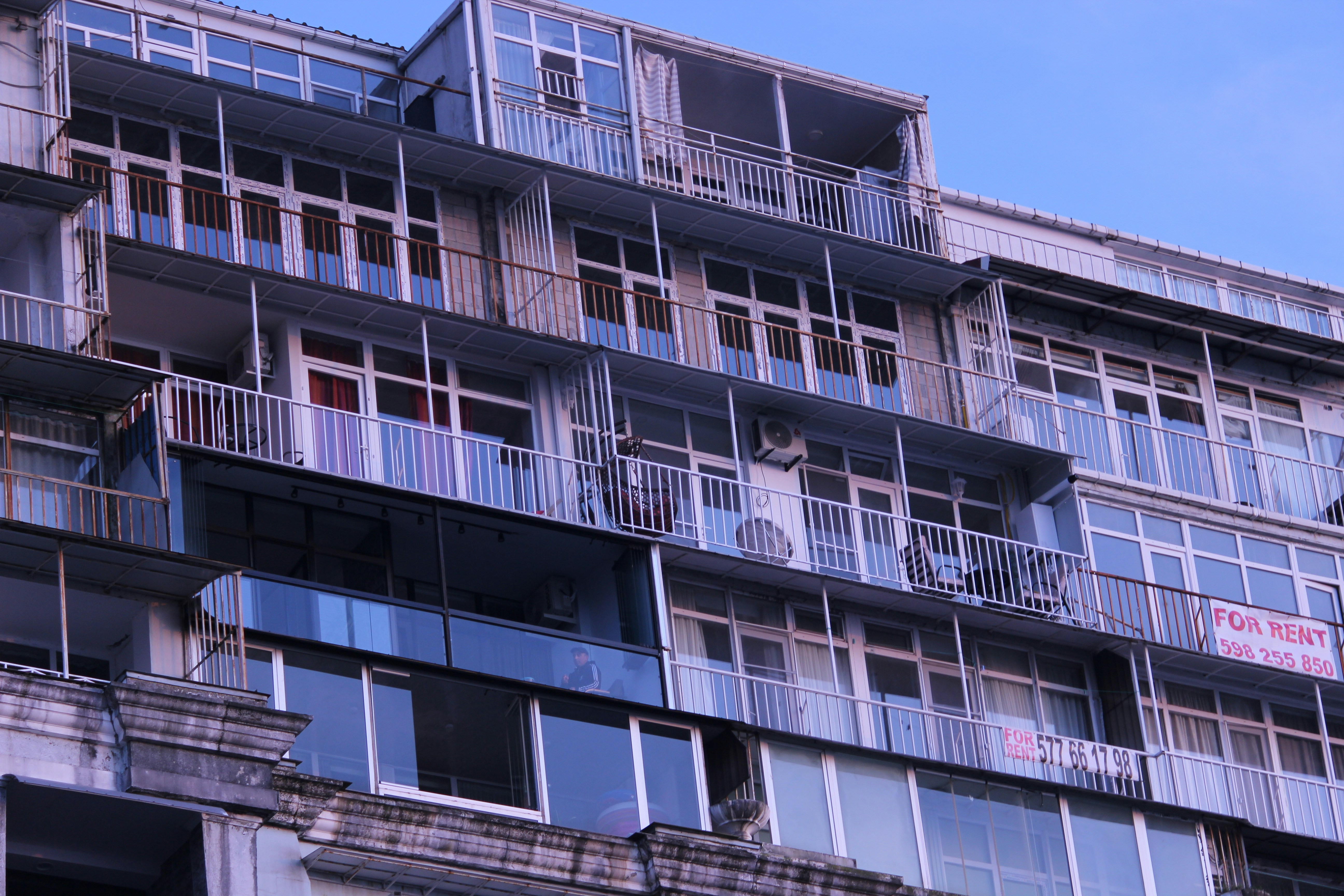 Остекление и отделка балконов: современные технологии и практические решения