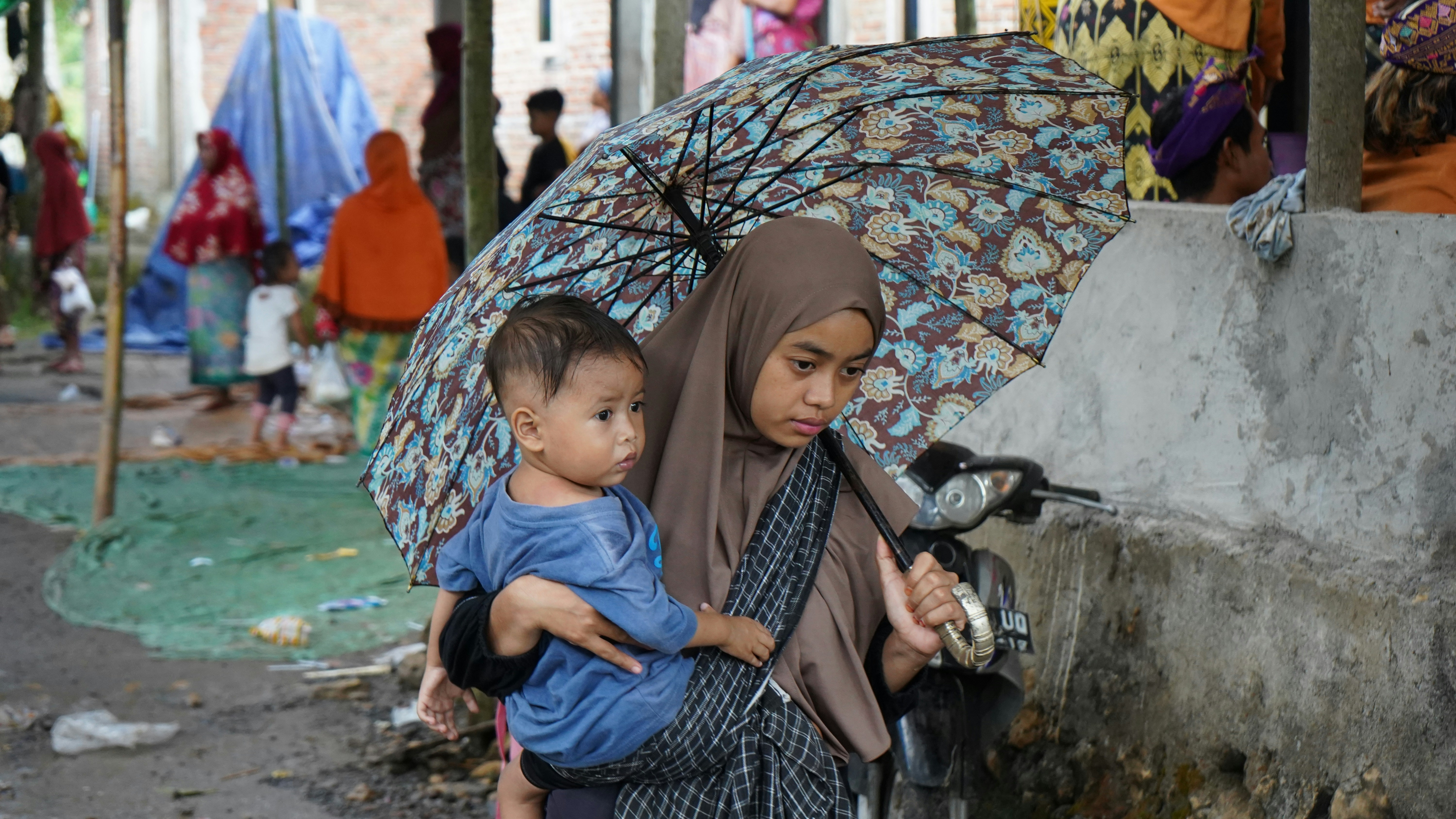 photo-1752760023105-414d97eaf9fe?ixid=M3wxMjA3fDB8MXxzZWFyY2h8Nnx8d29tZW4lMjBiYXRpa3xlbnwwfHx8fDE3NjA1NzMxODV8MA\u0026ixlib=rb-4.1.0