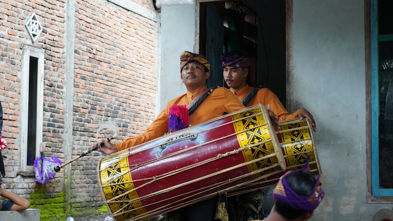 Proses pembuatan sasando tradisional di Rote