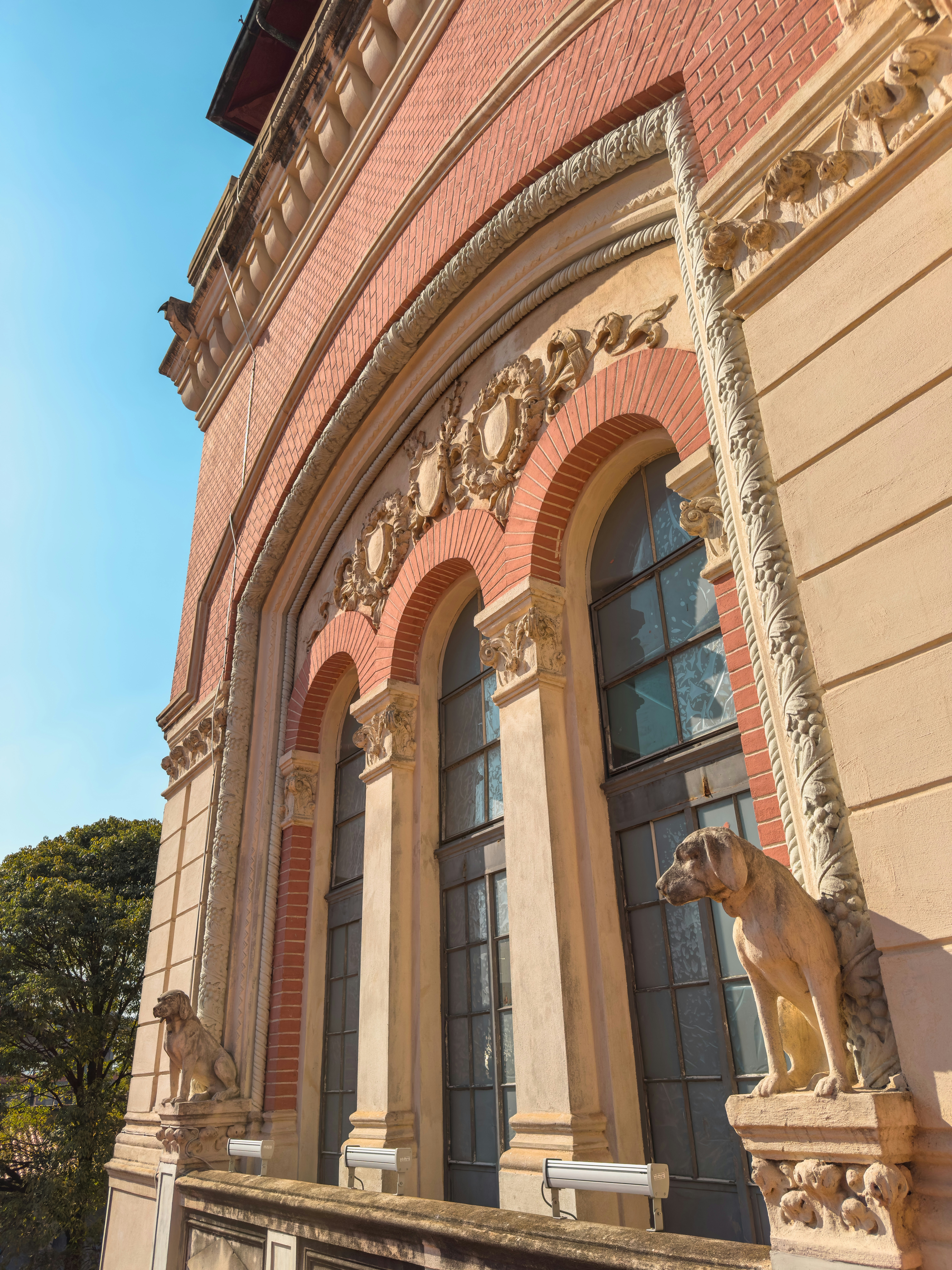 Détails architecturaux d’un élégant bâtiment historique.