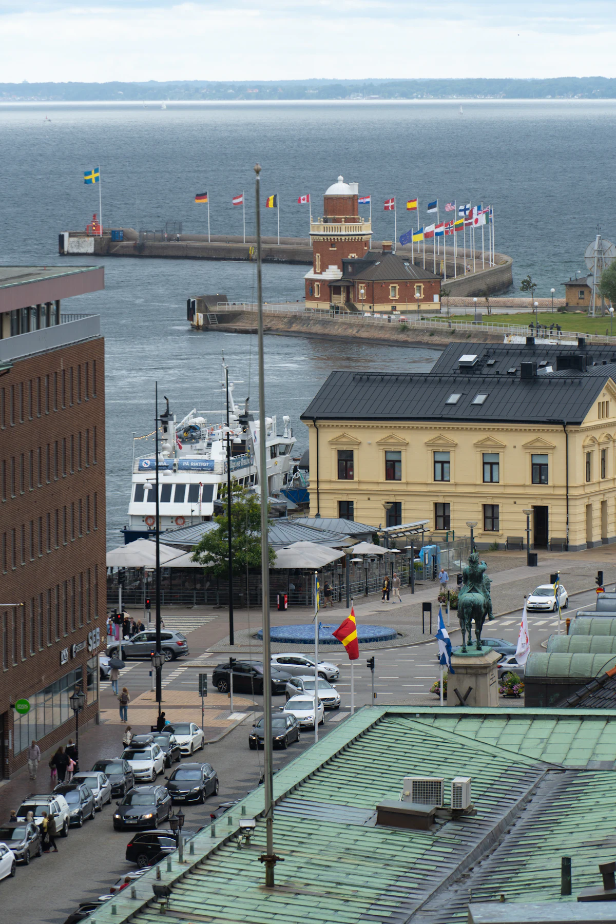 Hamnmiljö med bebyggelse vid vattnet i Helsingborg