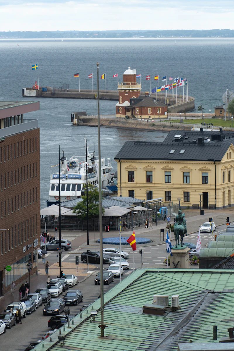 Hamnmiljö med bebyggelse vid vattnet i Helsingborg