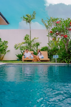 ครอบครัวหนึ่งกำลังเพลิดเพลินกับวันพักผ่อนริมสระว่ายน้ำ