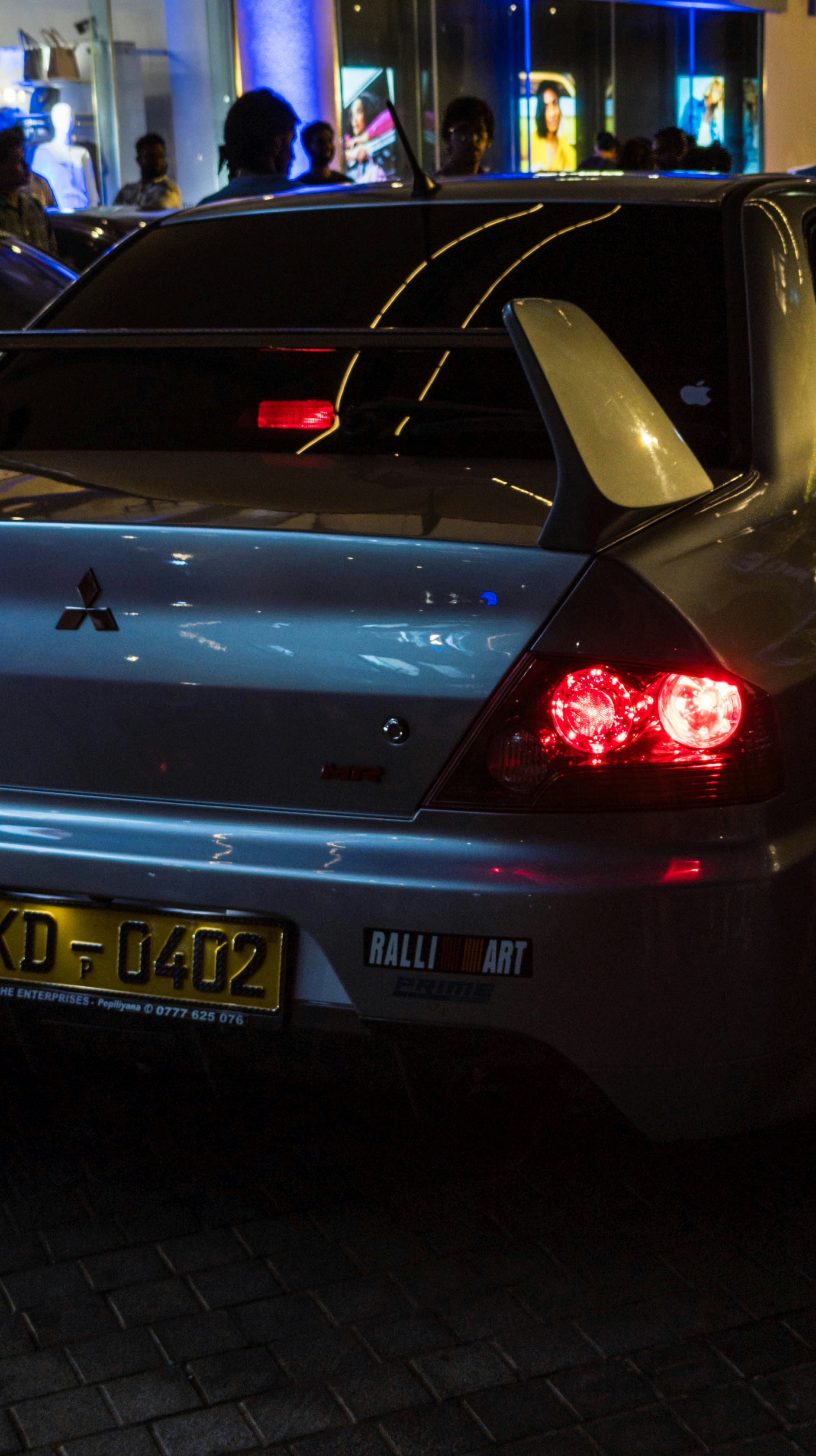 Mitsubishi Evo IX street night, ilustrasi artikel Mitsubishi Lancer Evolution IX: Download the Ultimate Street King Wallpapers 2