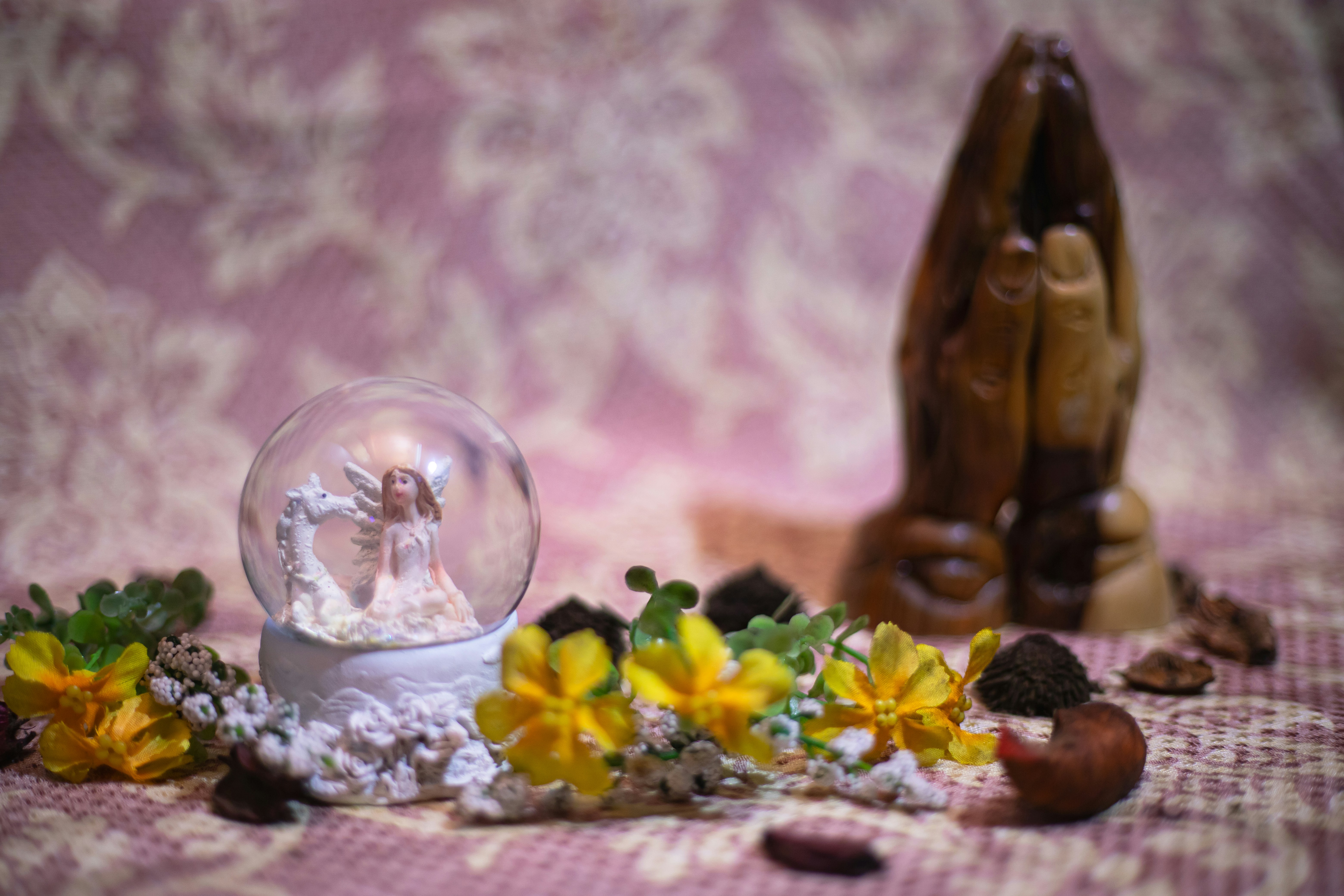 Angel snow globe with flowers