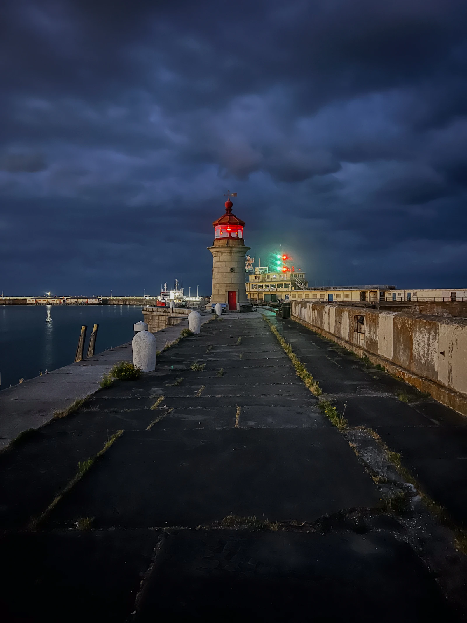 Faro real bajo un cielo de tormenta