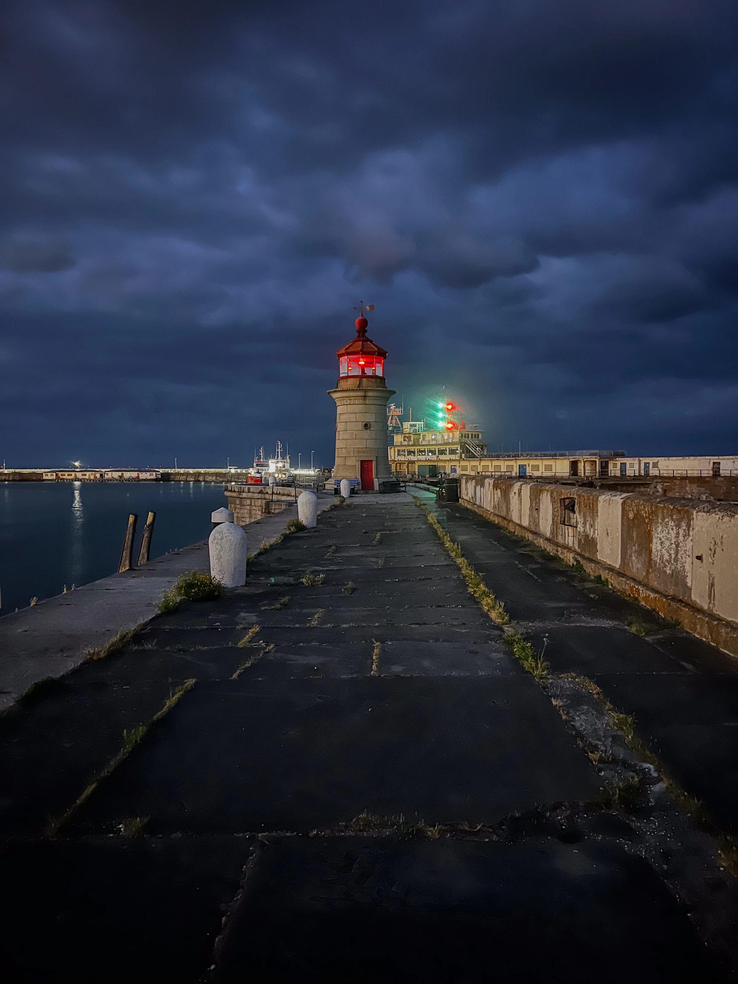 Faro real bajo un cielo de tormenta