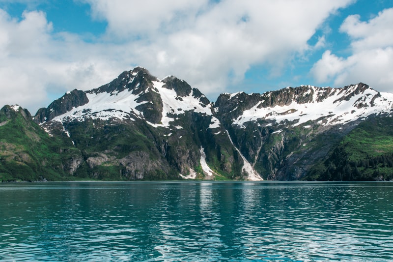 Montañas nevadas reflejadas en lago