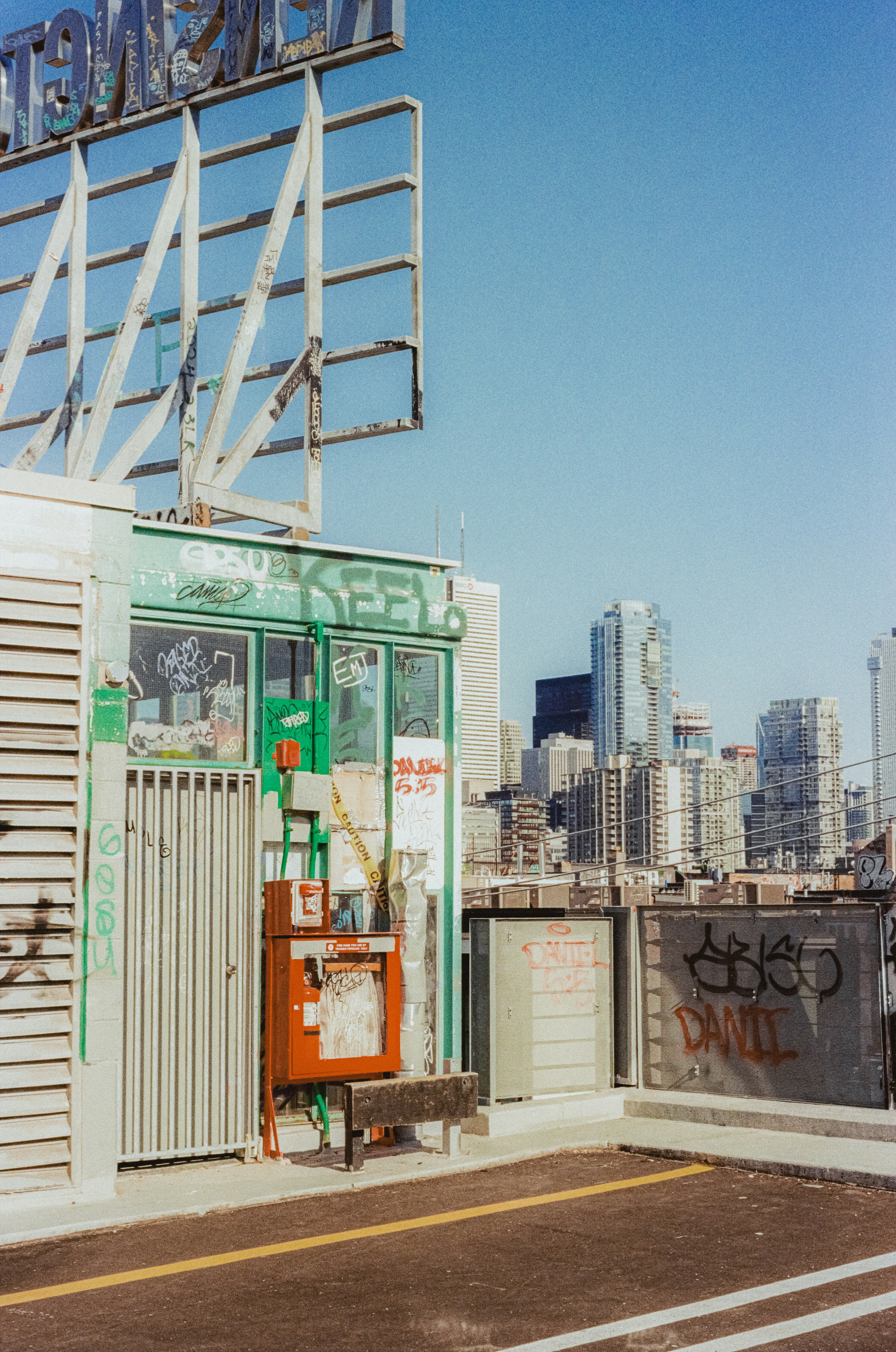 An urban rooftop with buildings and graffiti. photo – Free City Image ...