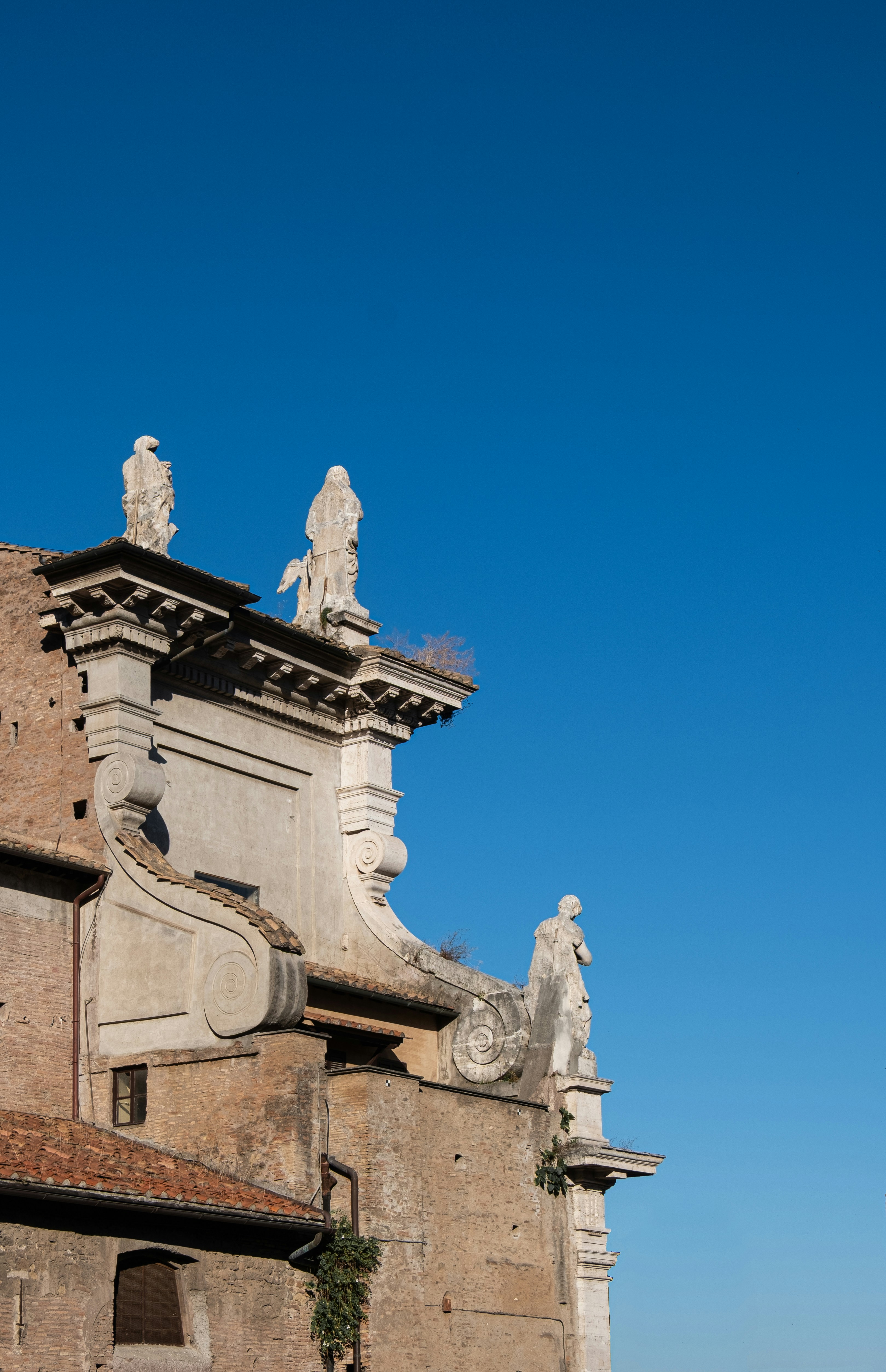 Edificio decorato con sculture contro un cielo azzurro e limpido.