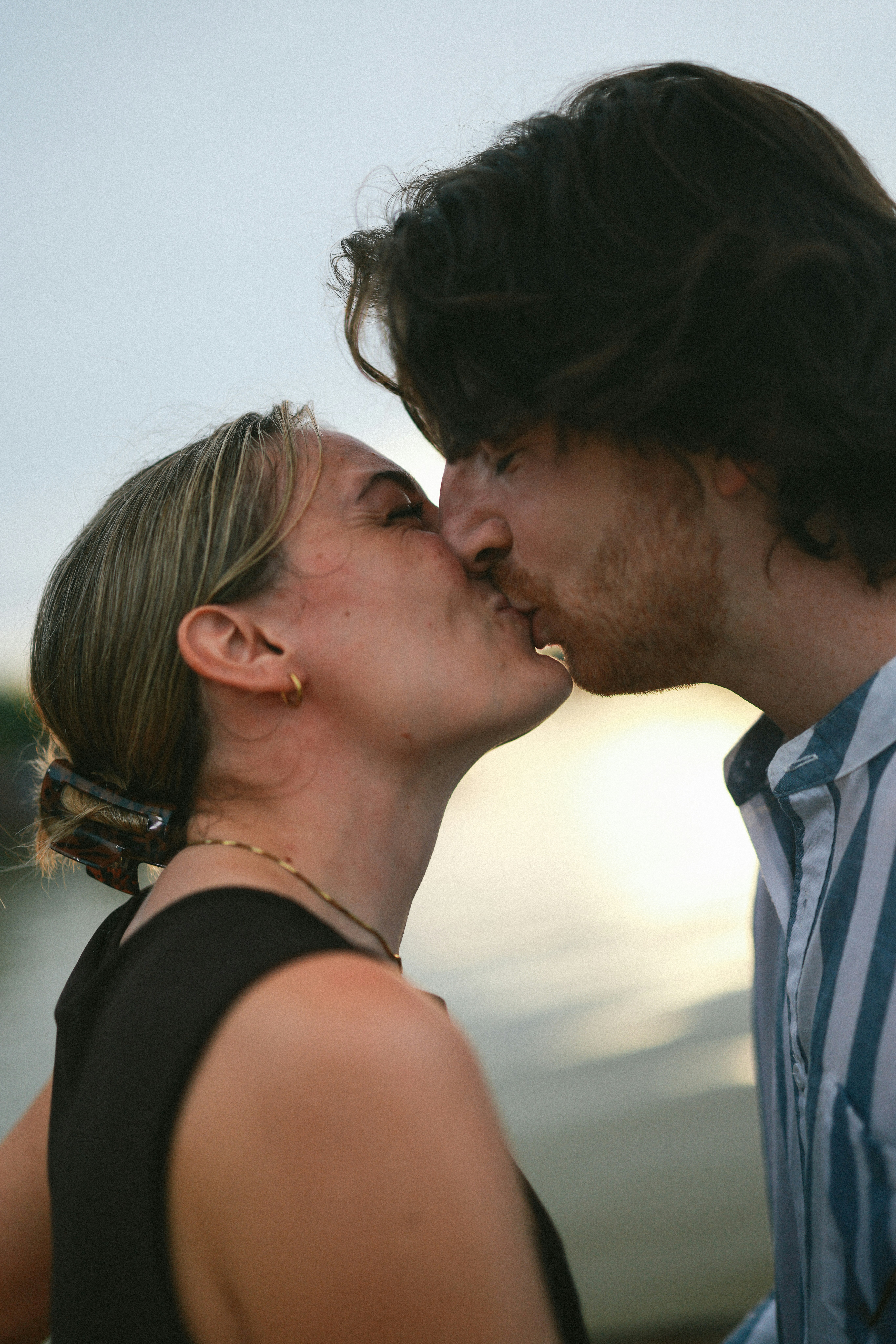 Um casal compartilha um beijo apaixonado. foto – Imagem grátis sobre Mulher  na Unsplash, image size:3000x4498