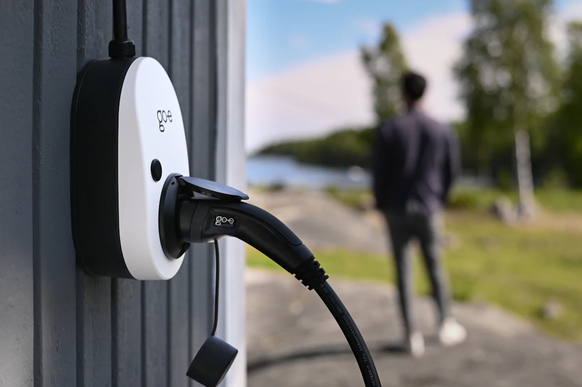 Wallbox de recarga conectado a um veículo elétrico