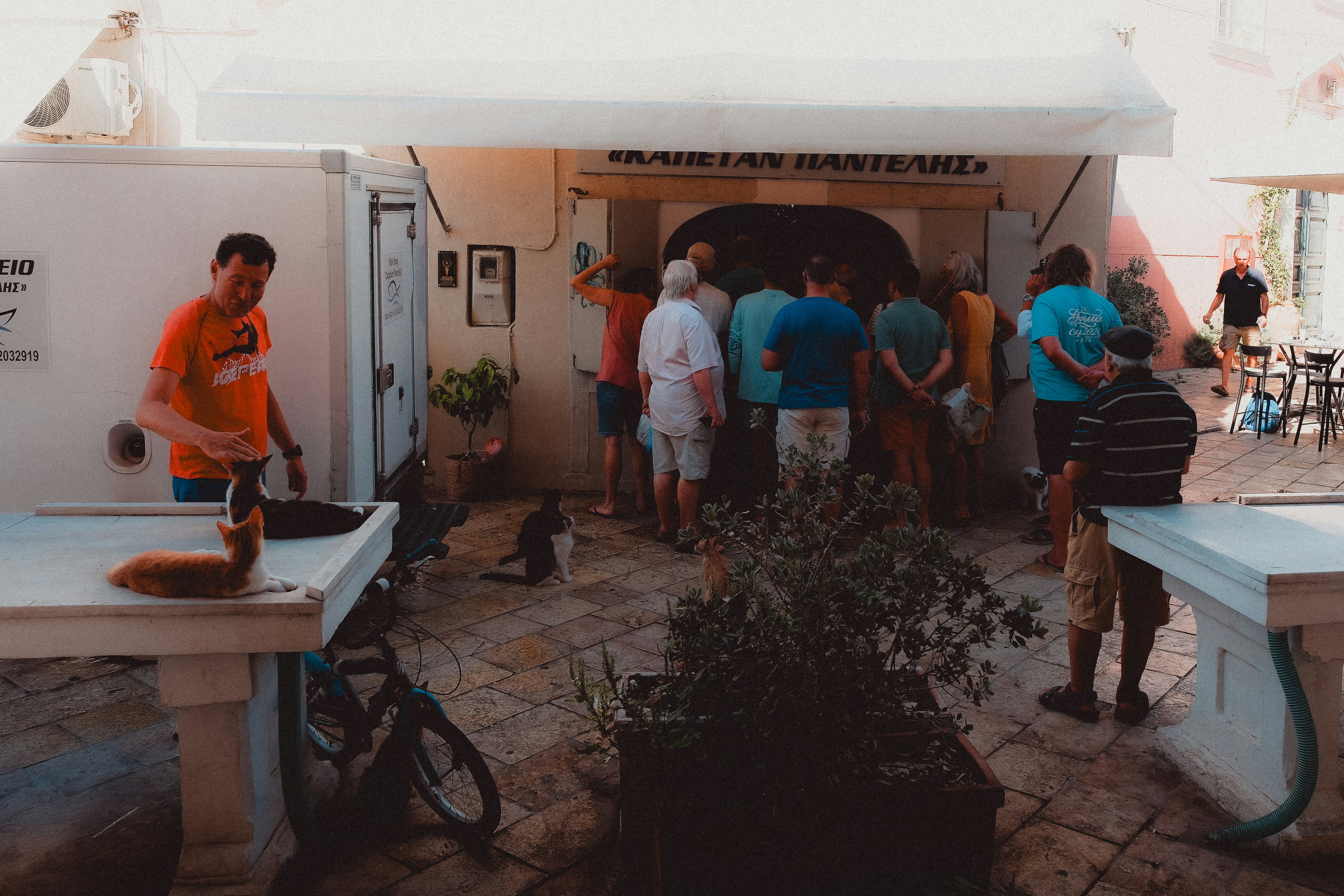 사람들은 상점이나 식당 밖에서 줄을 섭니다.