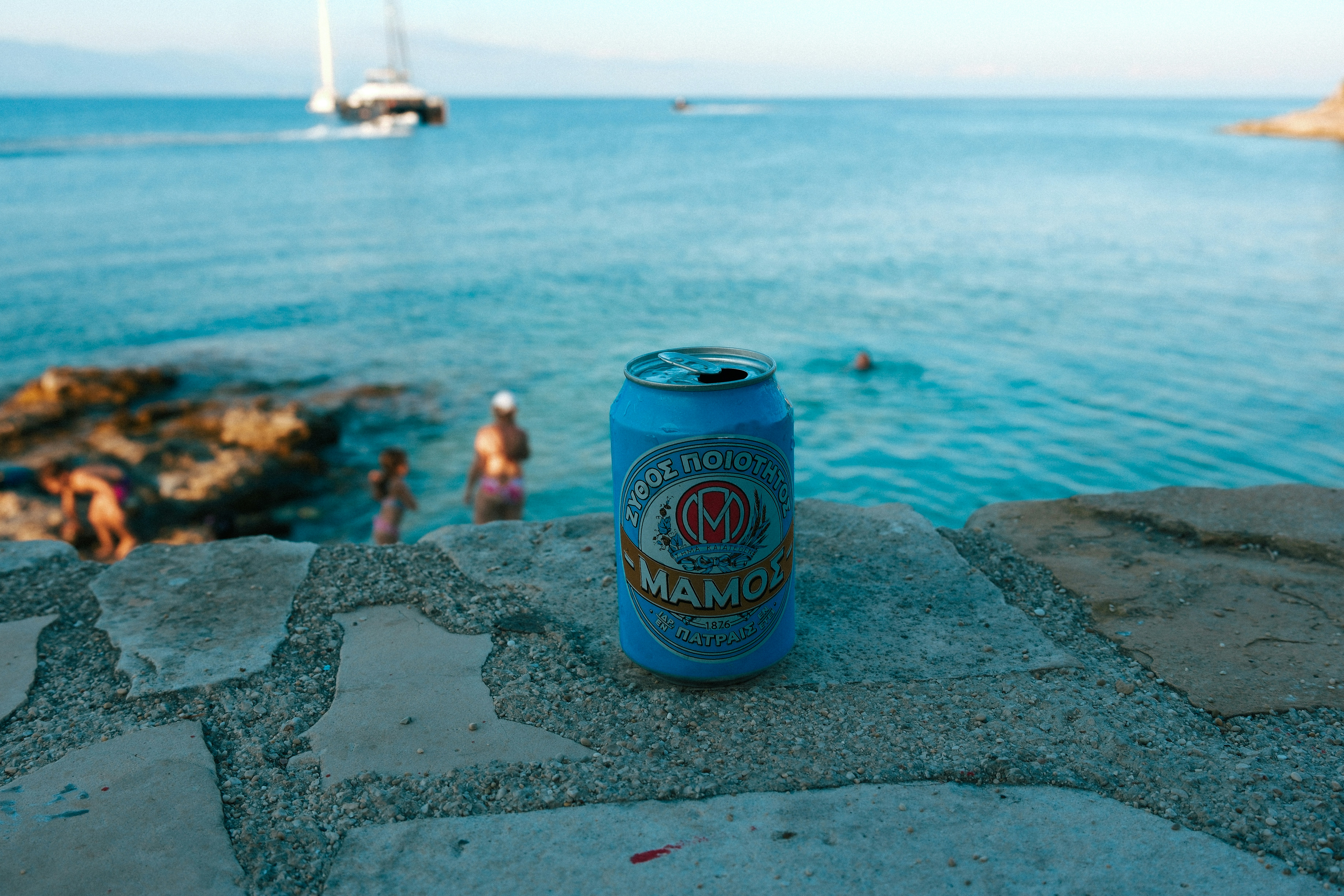 시원한 맥주가 해변 근처에 있습니다.