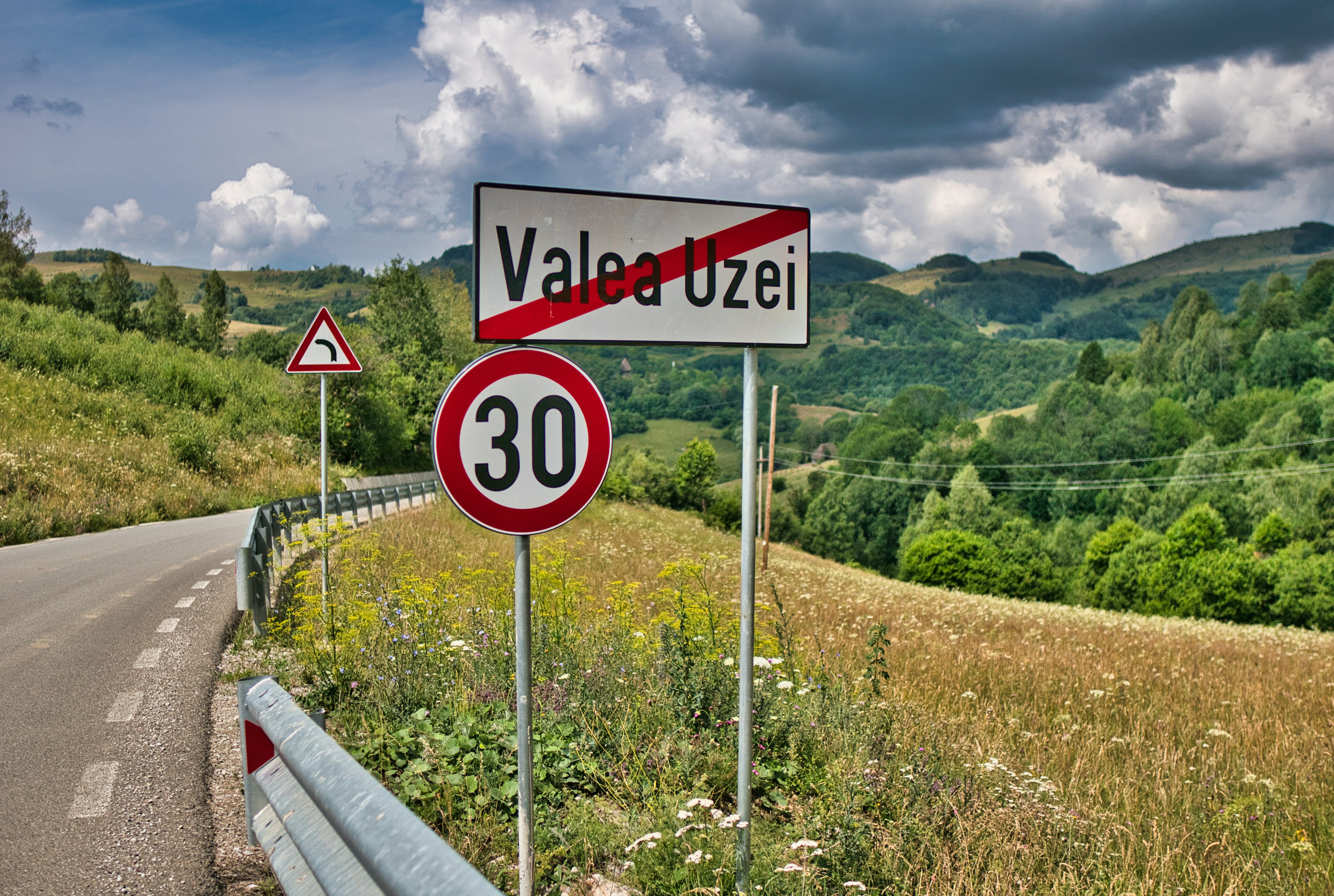 Entering valea uzei, a road with signs.