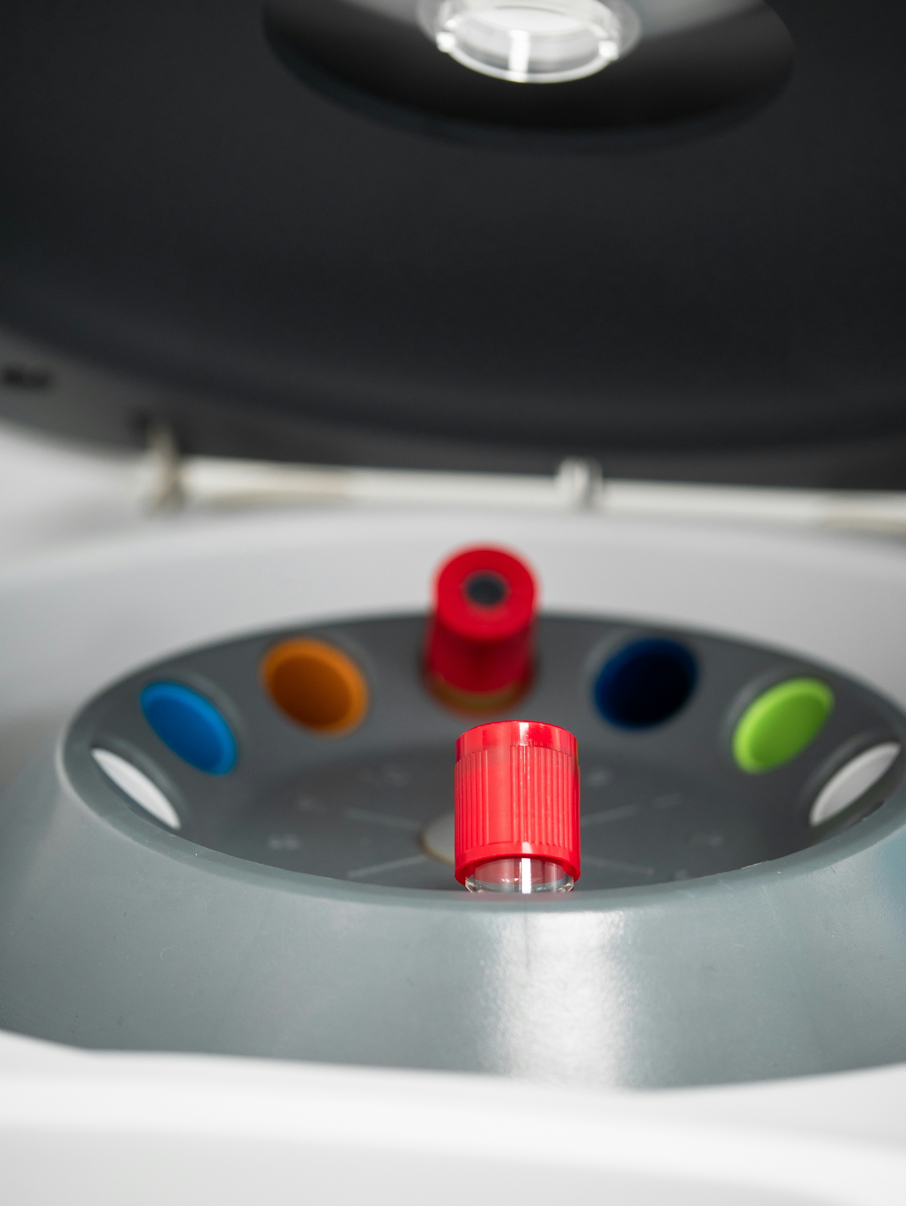 Centrífuga con tubos en su interior, lista para ser girada.